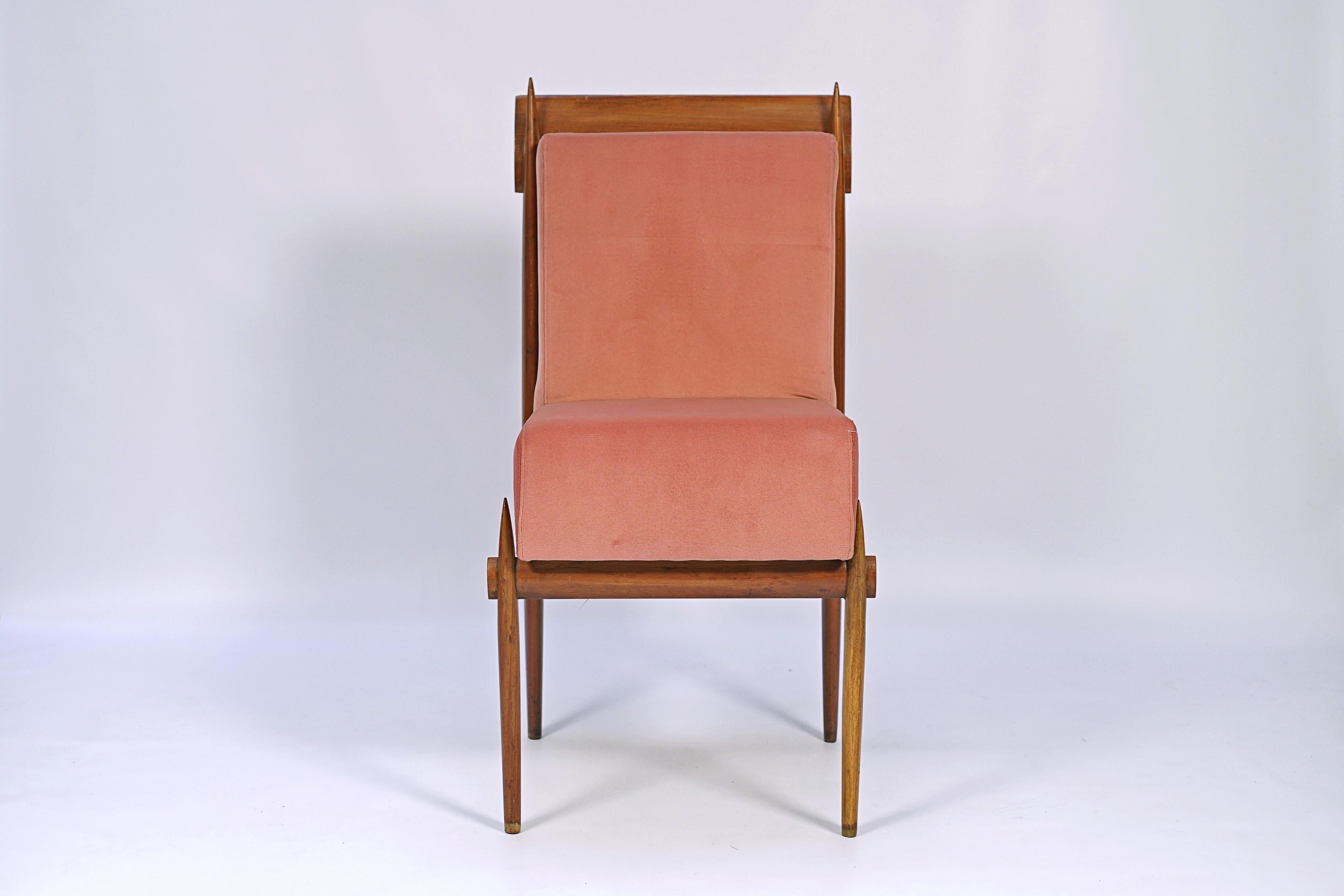 Ensemble de 6 chaises européennes Art Déco. Fabriqué en bois de teck et recouvert de velours.

Europe, CIRCA 1950.