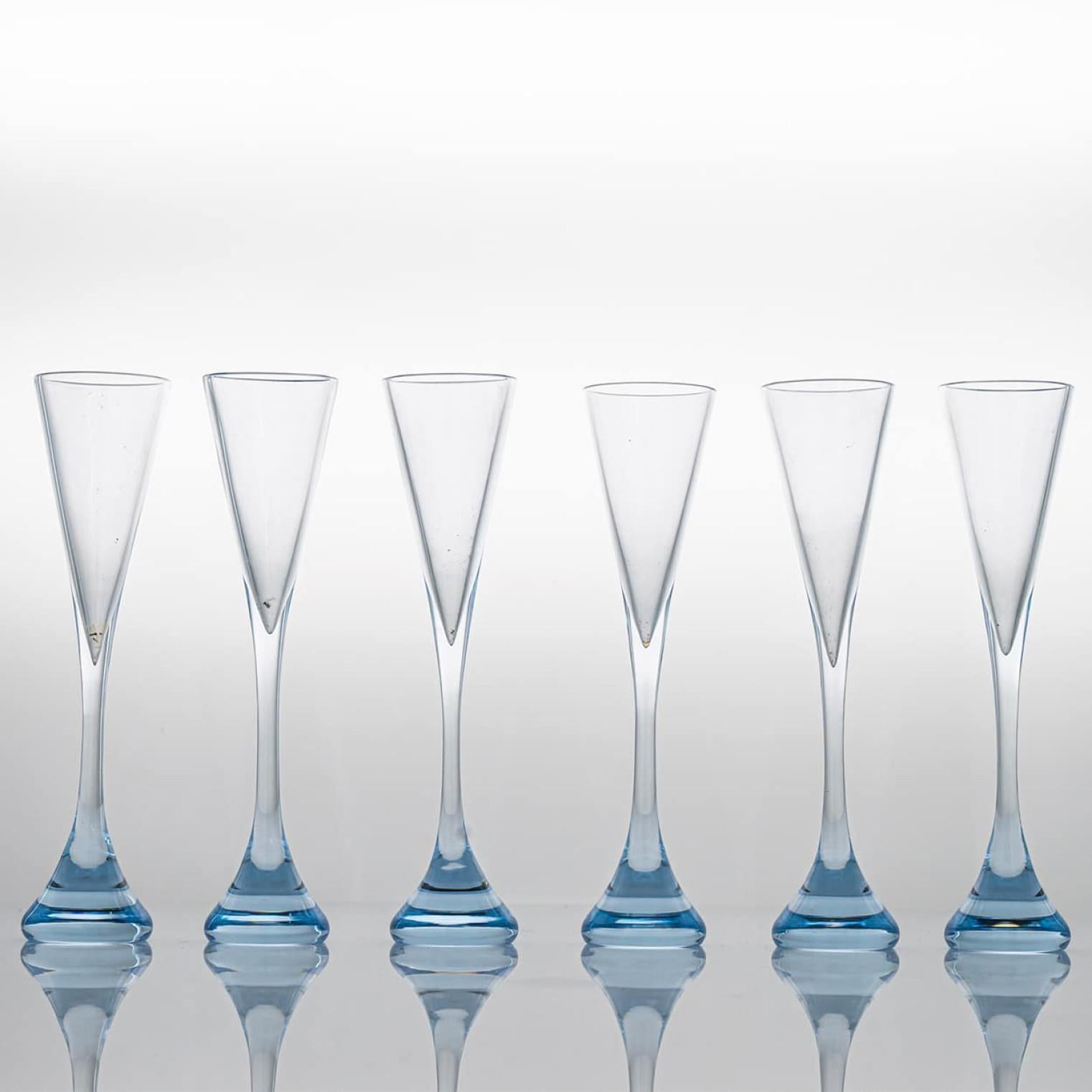 Luxury at its finest, set of 6 high-end drink glasses in clear crystal by Baccarat.

This exquisite set of Baccarat glassware embodies the timeless elegance and refined craftsmanship for which the French crystal house is renowned. Each glass, with