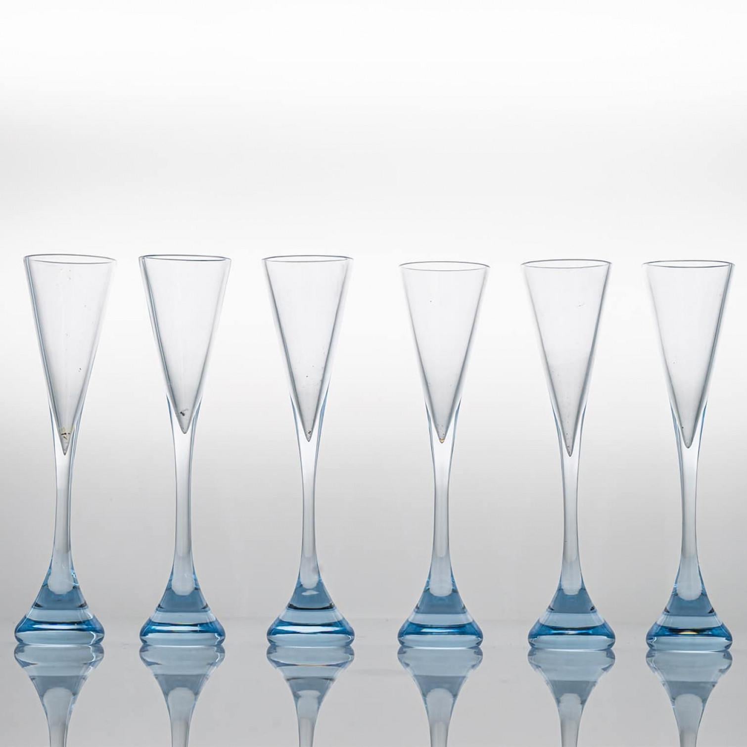 Luxury at its finest, set of 6 high-end drink glasses in clear crystal by Baccarat.

This exquisite set of Baccarat glassware embodies the timeless elegance and refined craftsmanship for which the French crystal house is renowned. Each glass, with