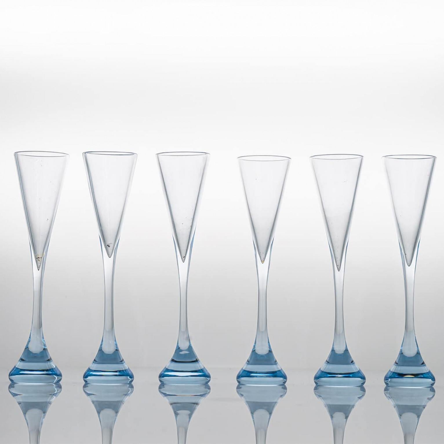 Luxus vom Feinsten, 6 Gläser in klarem Kristall von Baccarat.

Dieses exquisite Gläserset von Baccarat verkörpert die zeitlose Eleganz und raffinierte Handwerkskunst, für die das französische Kristallhaus bekannt ist. Jedes Glas mit seiner schlanken