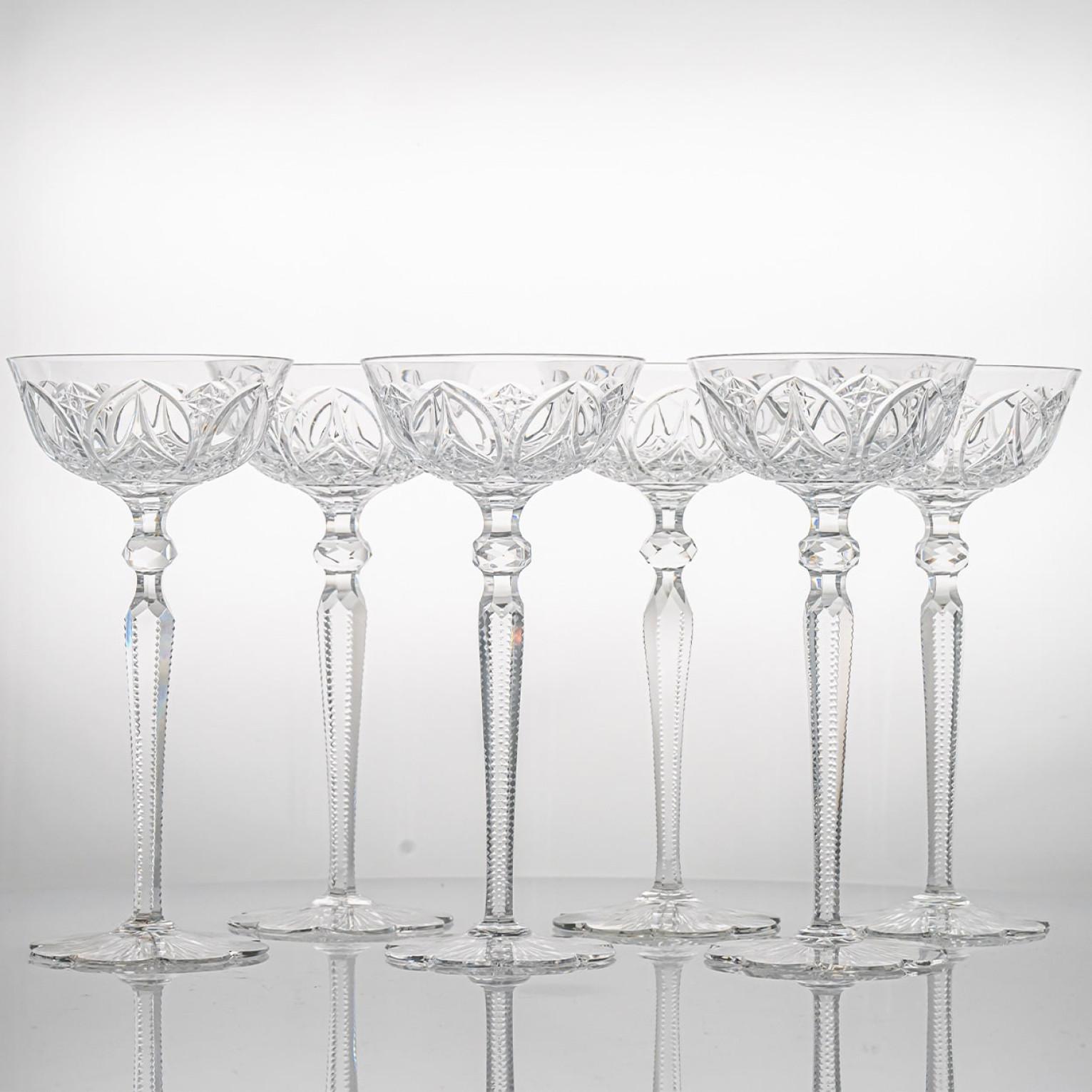 Luxus vom Feinsten, 6 Gläser in klarem Kristall von Baccarat.

Dieses exquisite Gläserset von Baccarat verkörpert die zeitlose Eleganz und raffinierte Handwerkskunst, für die das französische Kristallhaus bekannt ist. Jedes Glas mit seiner schlanken