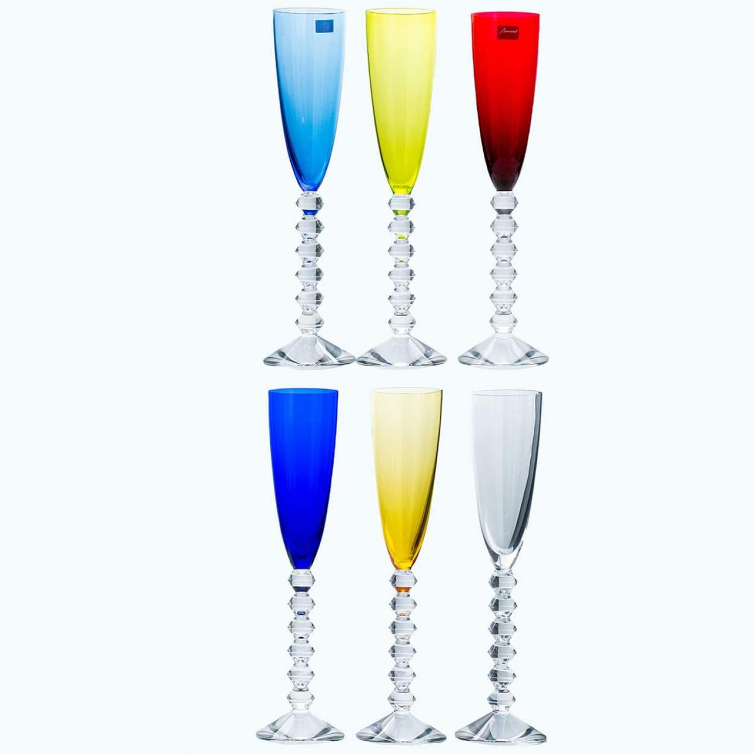 Lusso al massimo, set di 6 bicchieri di alta gamma in cristallo multicolore di Baccarat. La ciotola pura e pulita contrasta con uno stelo angolare e tattile. Il risultato di questa unione è un bellissimo bicchiere che è bello sia da tenere in mano