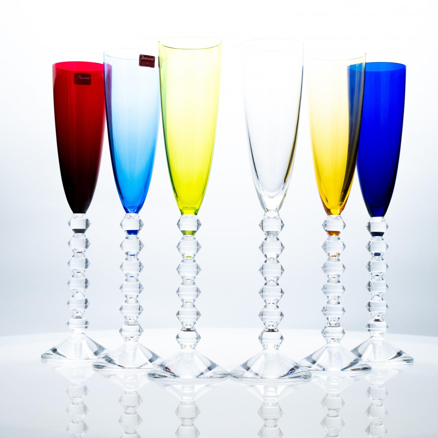 Set von 6 exquisiten, mehrfarbigen Baccarat-Flötenkristallgläsern aus Kristall, Frankreich (Handbemalt) im Angebot