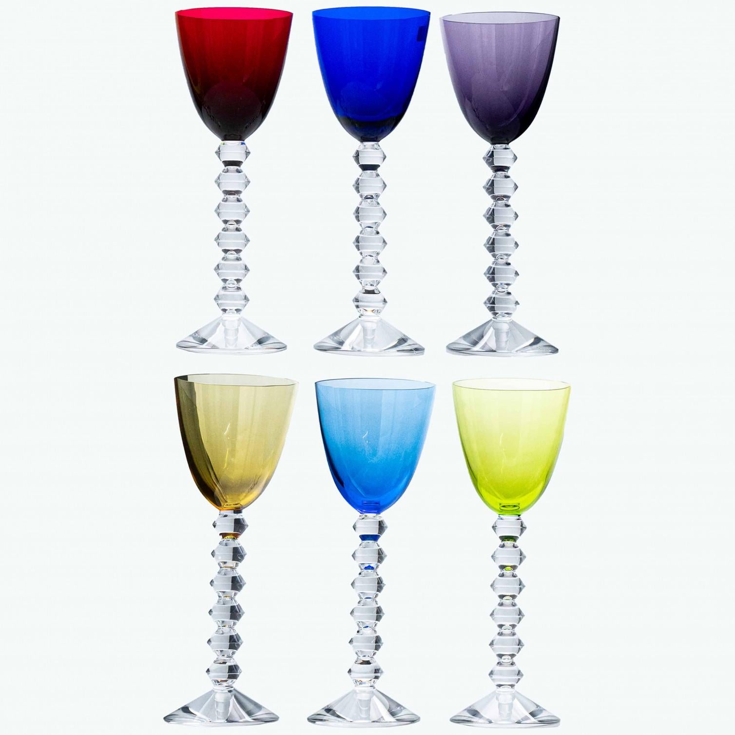 Lujo en estado puro, juego de 6 copas de alta gama en cristal multicolor de Baccarat. El cuenco puro y limpio contrasta con un tallo anguloso y táctil. El resultado de esta unión es un hermoso vaso tan agradable de sostener como de beber.

Altura