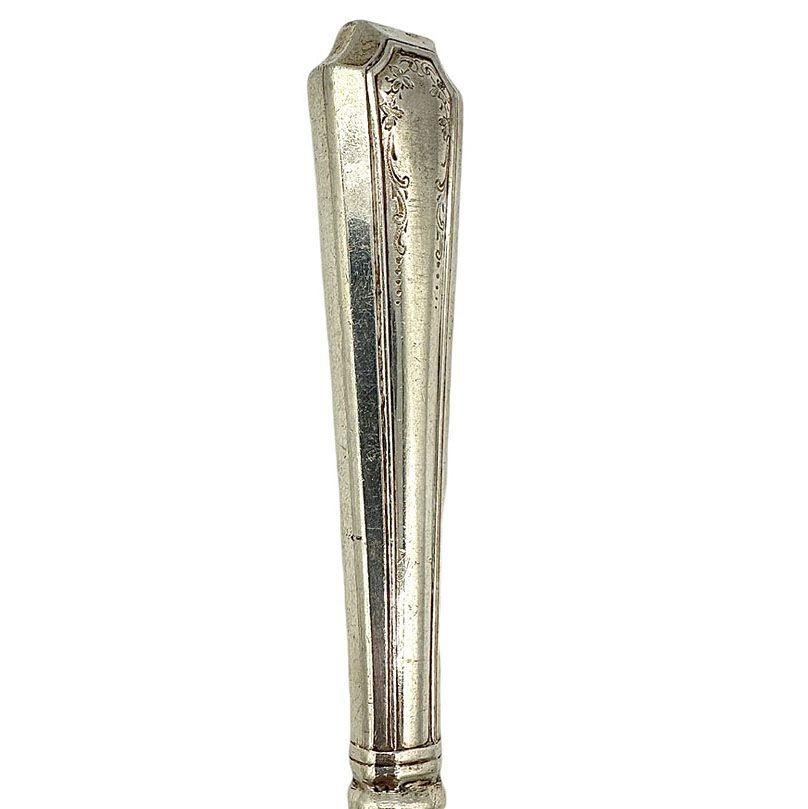 Das Fairfax No. 2-Set von Durgin aus dem Jahr 1910 mit sechs altfranzösischen Hohlmessern ist ein klassisches Beispiel für amerikanisches Tafelsilber des frühen 20. Diese Messer zeichnen sich durch ein schlichtes, elegantes Fairfax-Muster im