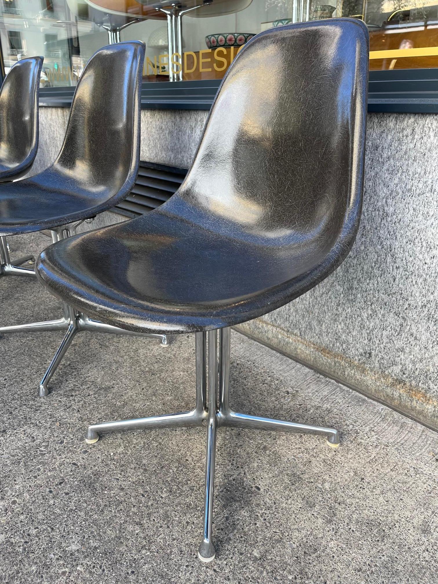 Set of 6 La Fonda dark grey fiberglass side chair by Charles & Ray Eames produced by Herman Miller / Vitra 1978
La Fonda steel base
Very good condition
2 more identical chairs available
Signed engraved.
Price is per set of 6