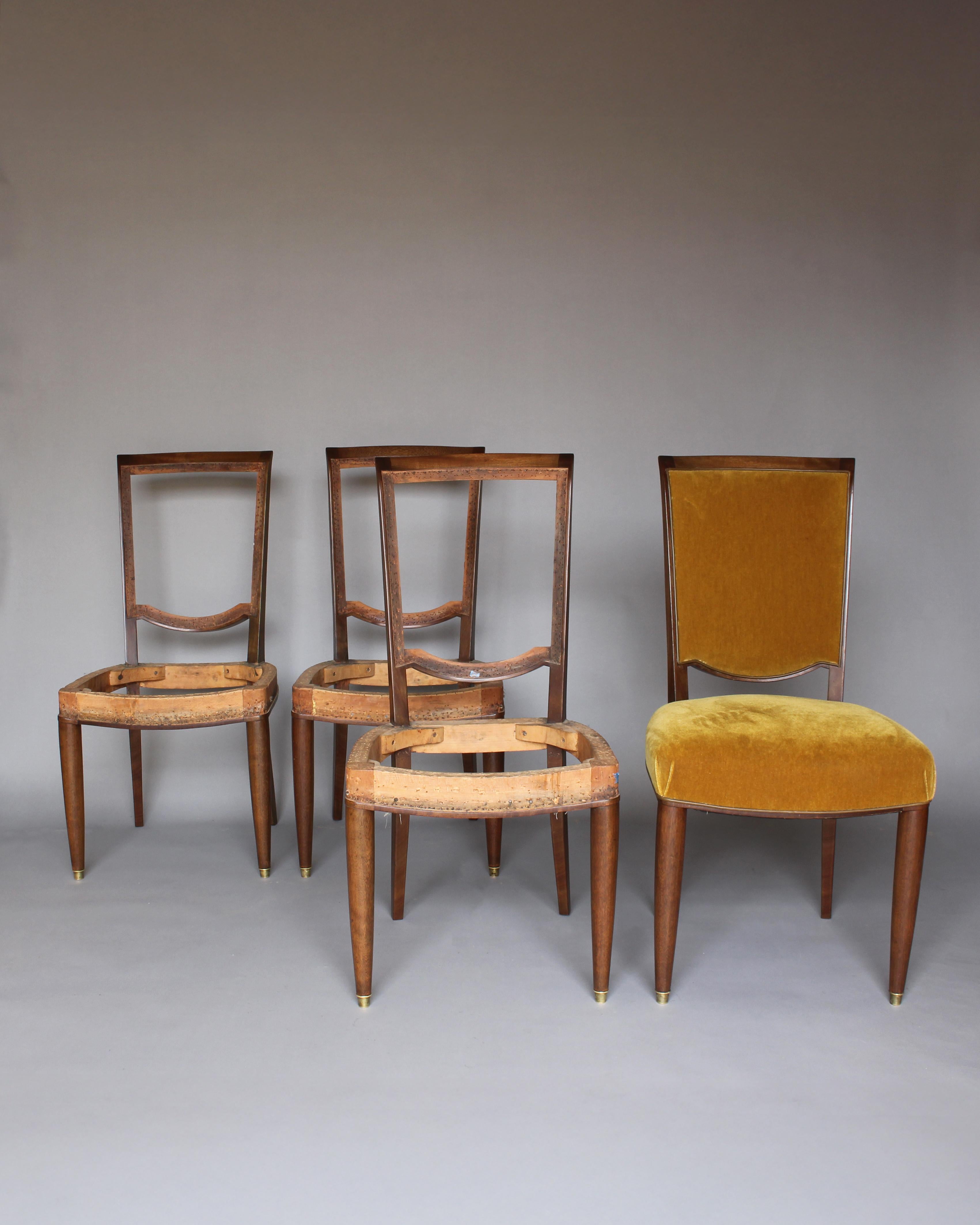 Jules Leleu (1883-1961) - Un set di 6 raffinate sedie da pranzo francesi Art Deco in mogano marrone con sabot in bronzo.
Documentato

Il prezzo si intende per sedia e non include la tappezzeria (una delle sedie è stata tappezzata come campione, per