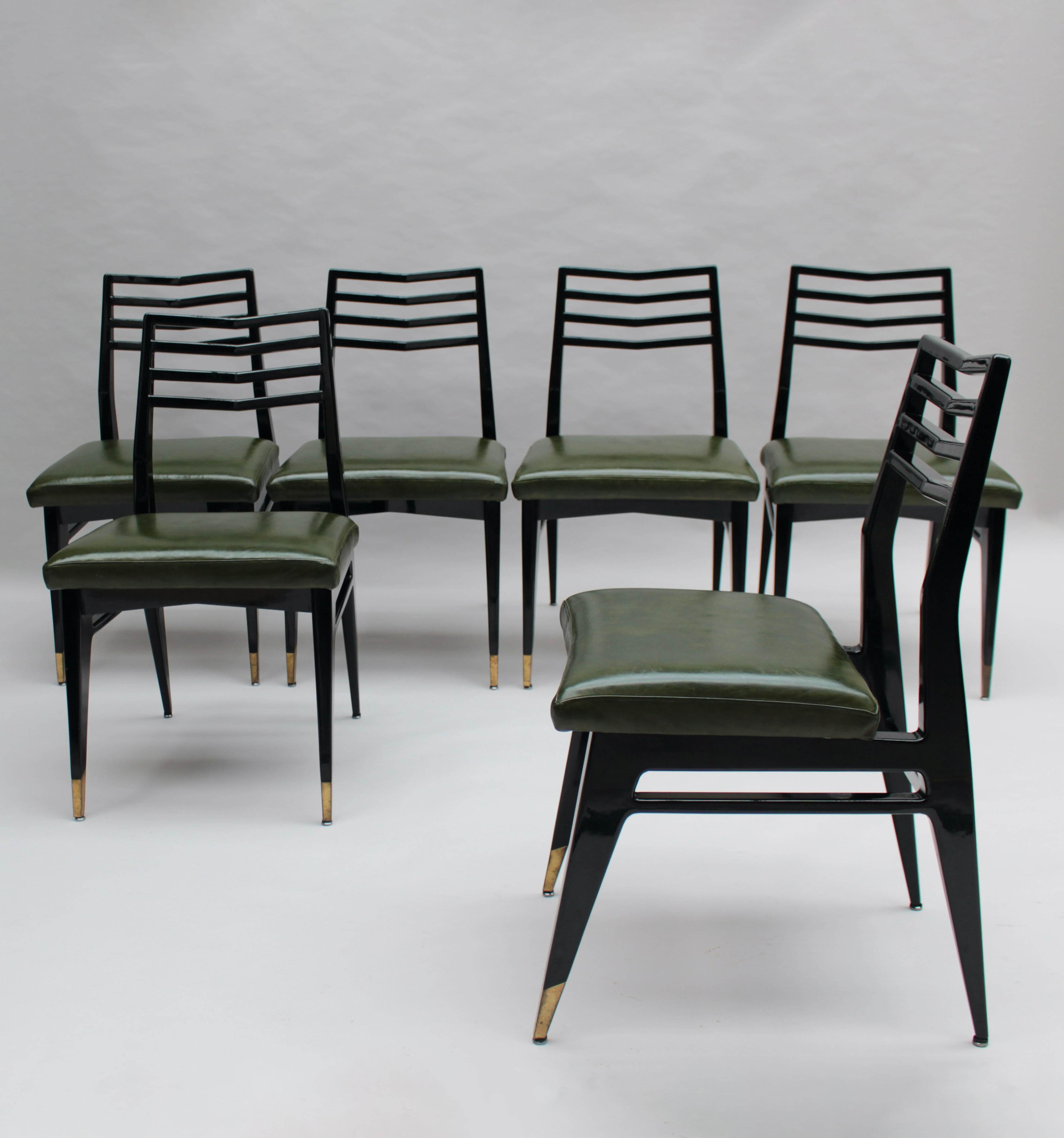 RAFFAËL RAFFEL (1912-2000) - Un set di sei raffinate poltroncine francesi della metà del secolo scorso in lacca Beka, con rivestimento originale in pelle e sabot in bronzo su gambe affusolate. 
