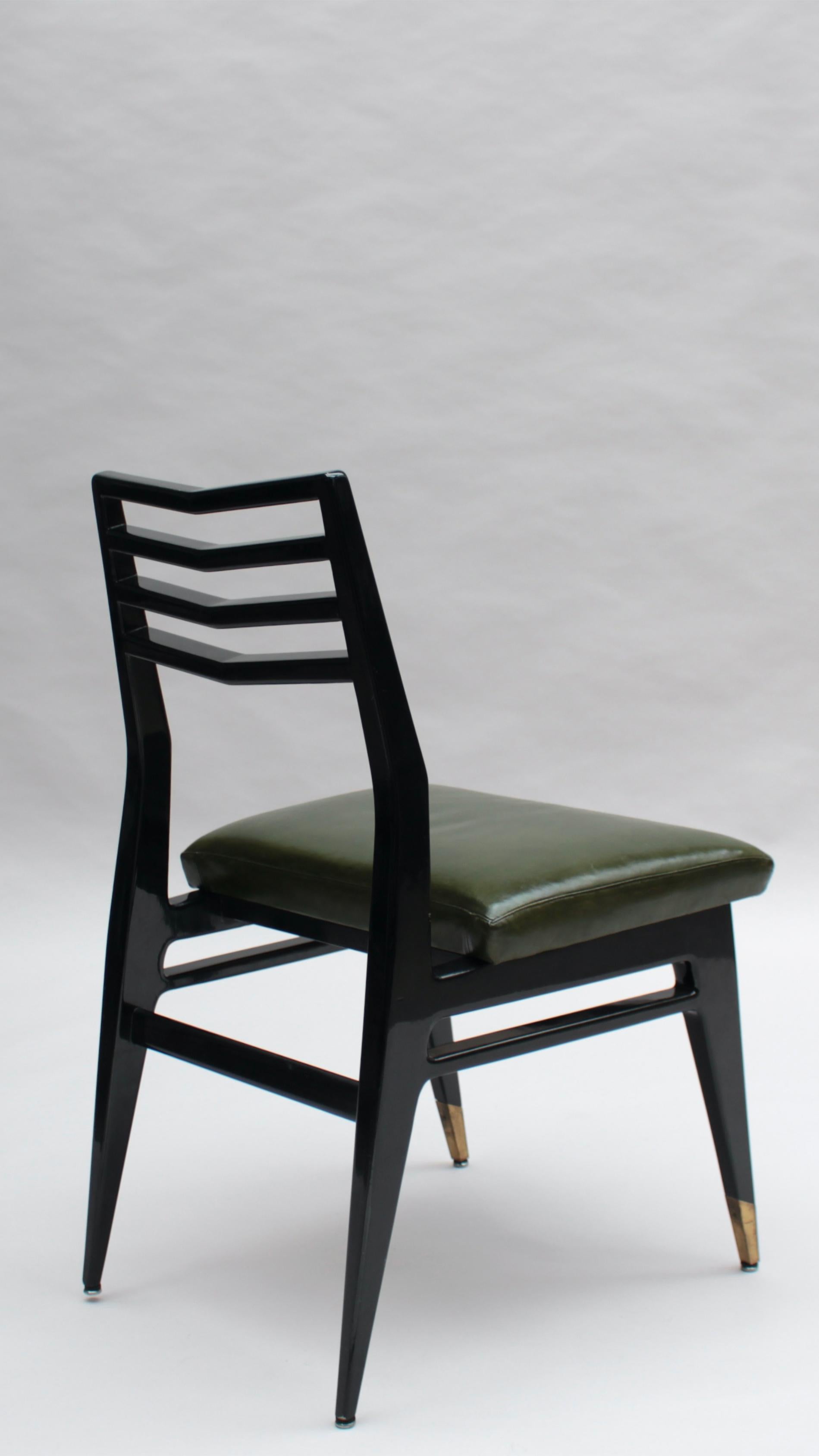 Pelle Set di 6 raffinate sedie da pranzo francesi degli anni '50 di Raphael in vendita