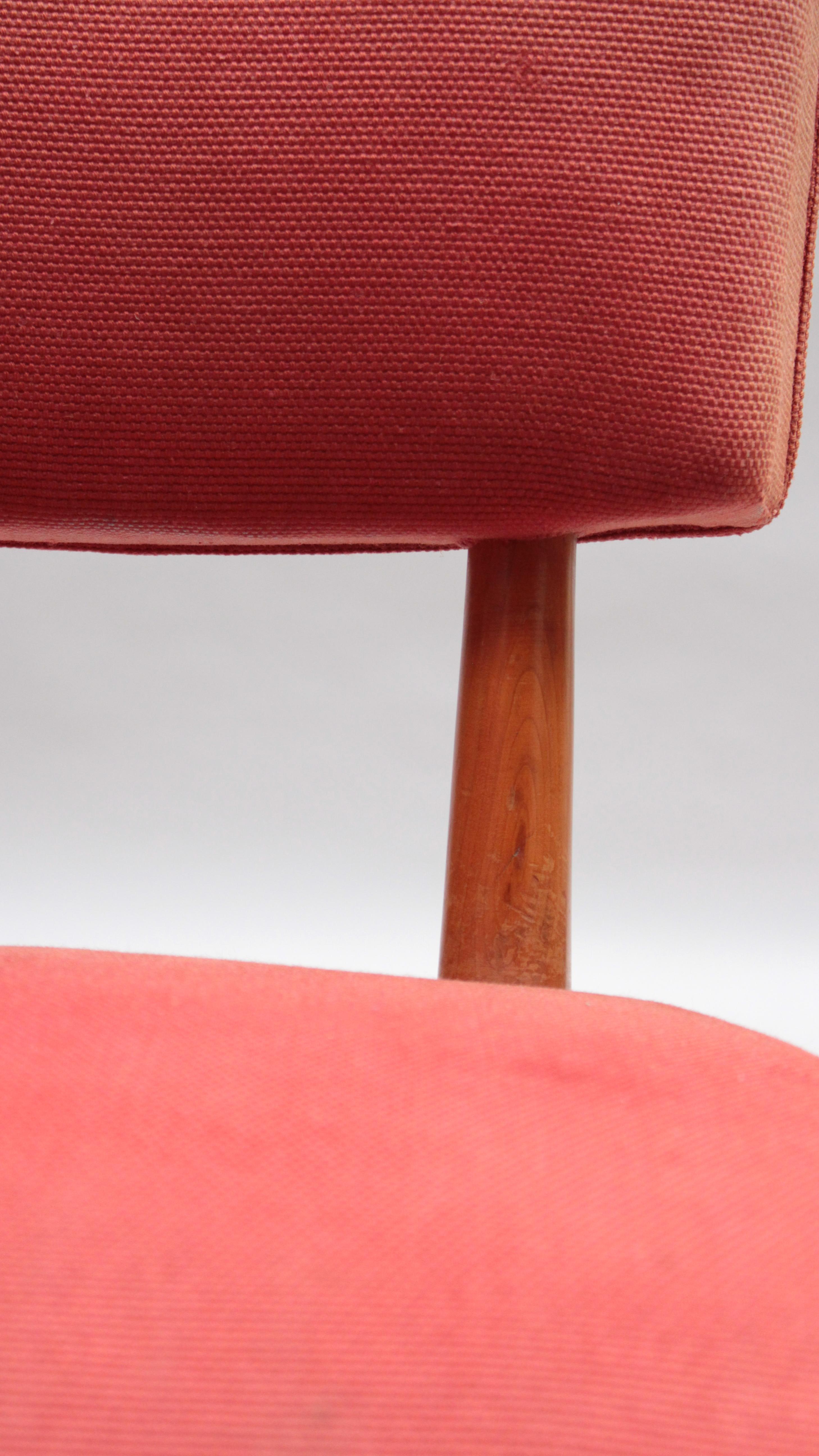 Ensemble de 6 chaises de salle à manger en merisier massif des années 1950 en vente 3