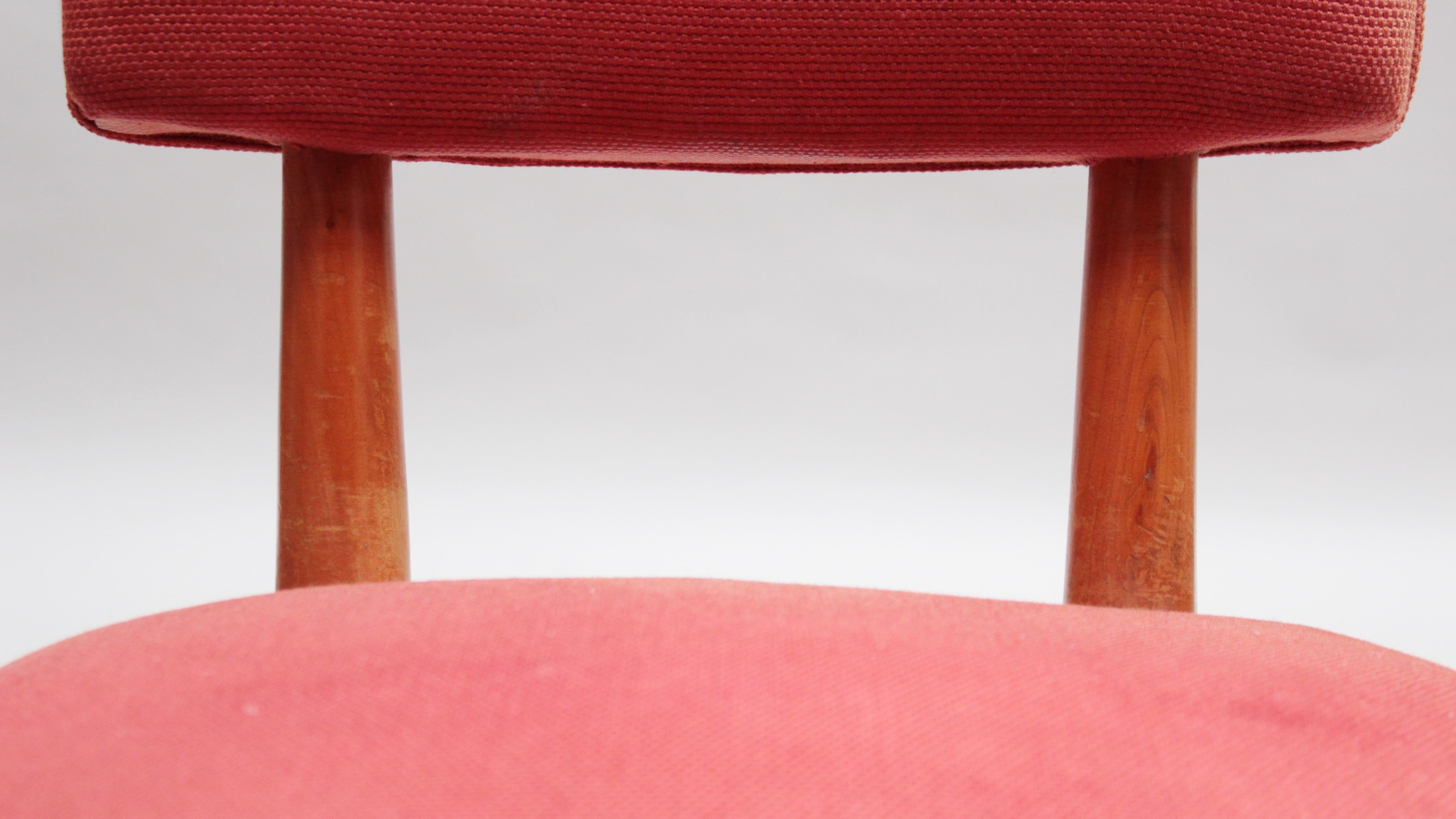 Ensemble de 6 chaises de salle à manger en merisier massif des années 1950 en vente 2