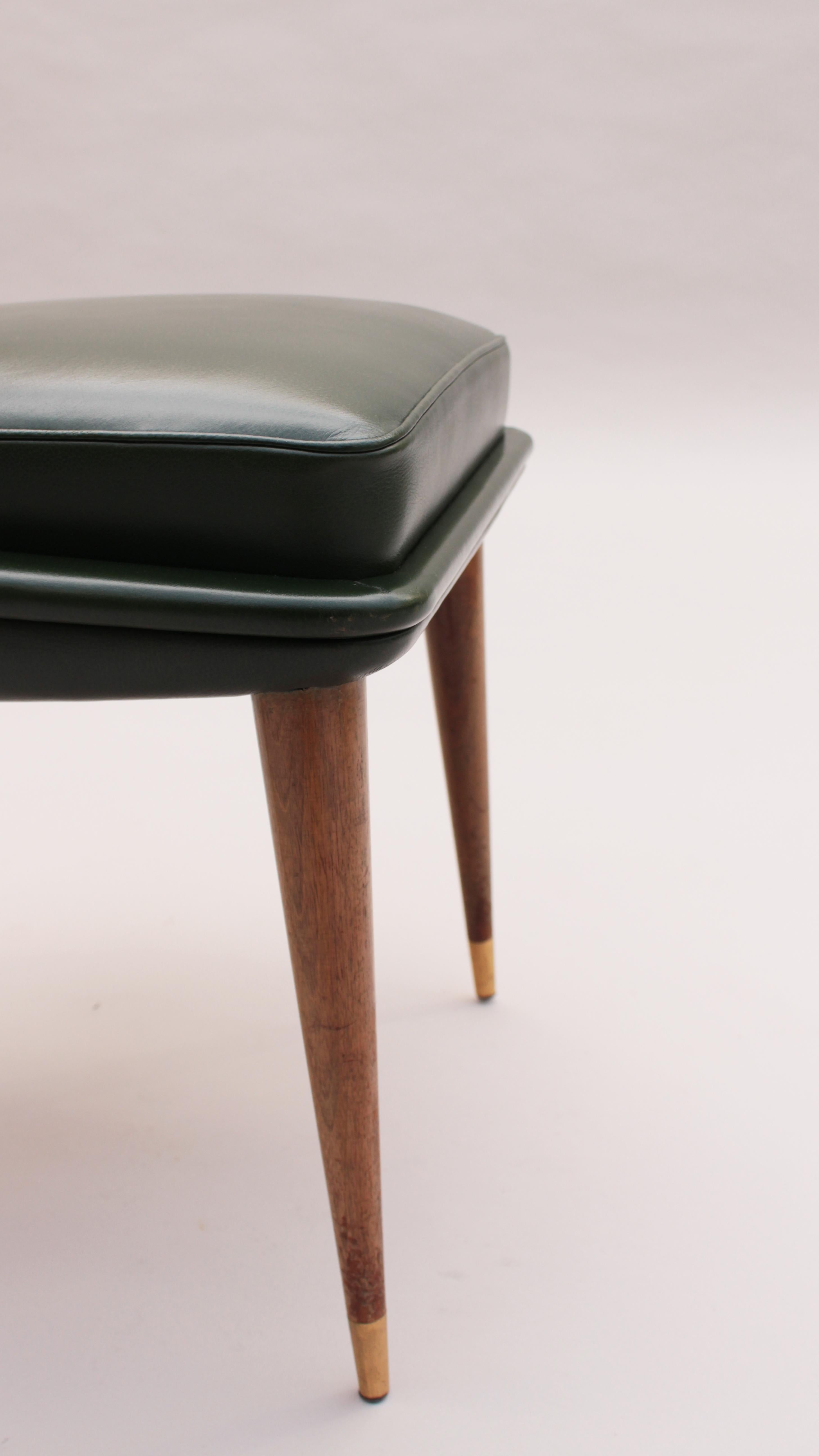 Ensemble de 6 chaises de salle à manger françaises des années 1950, recouvertes de cuir en vente 3