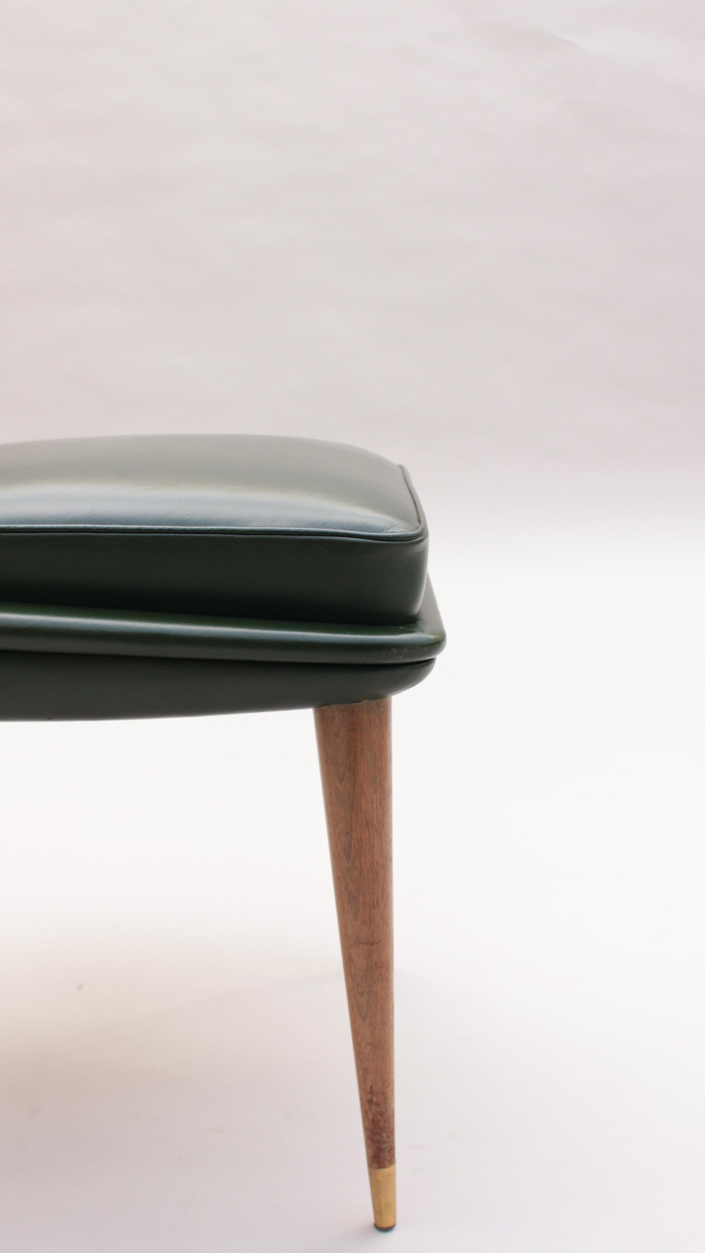 Ensemble de 6 chaises de salle à manger françaises des années 1950, recouvertes de cuir en vente 4