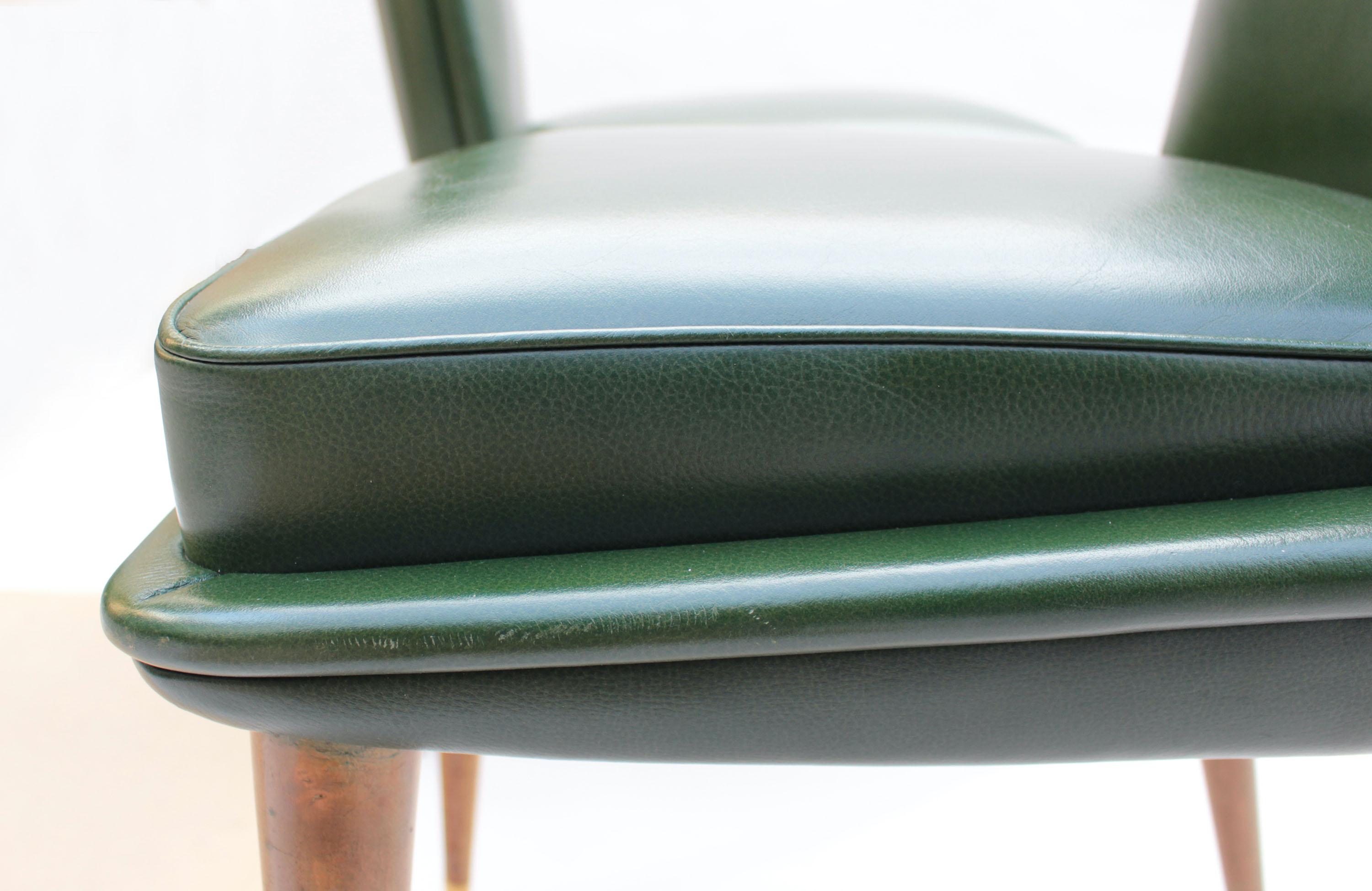 Ensemble de 6 chaises de salle à manger françaises des années 1950, recouvertes de cuir en vente 6