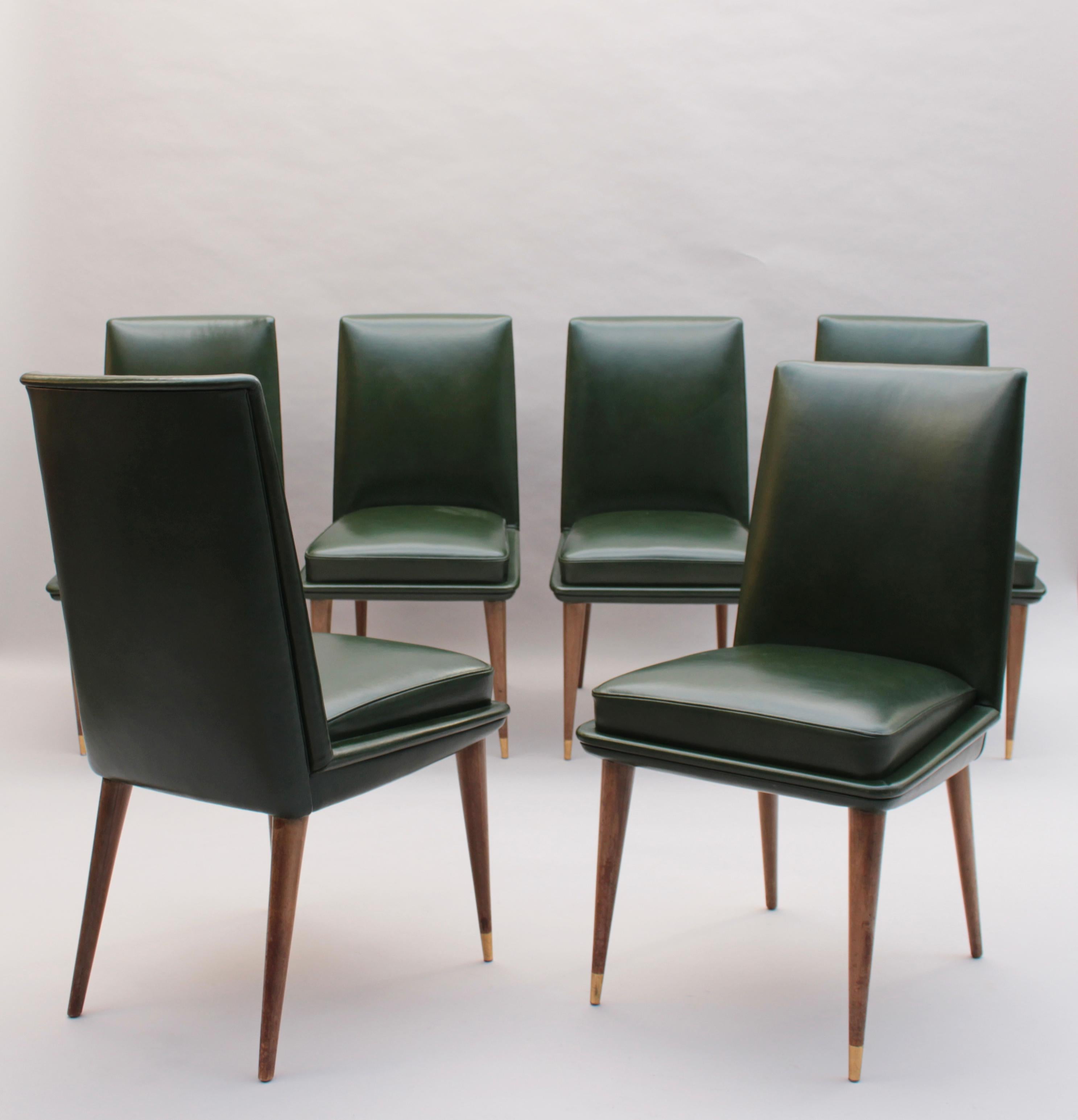 Un ensemble de six chaises d'appoint françaises du milieu du siècle, avec des pieds fuselés ornés de sabots en bronze et un revêtement en cuir d'origine.

