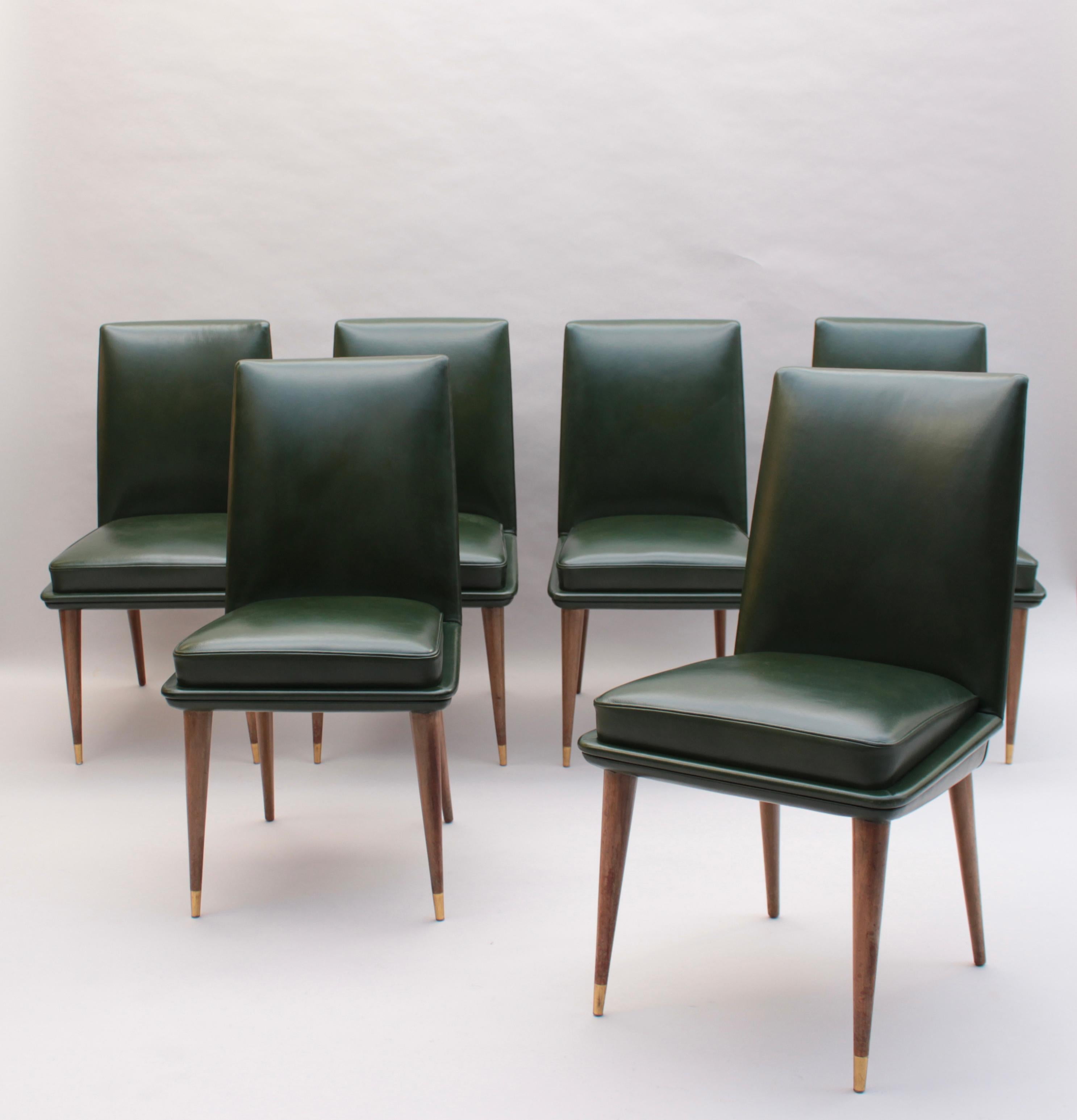 Mid-Century Modern Ensemble de 6 chaises de salle à manger françaises des années 1950, recouvertes de cuir en vente