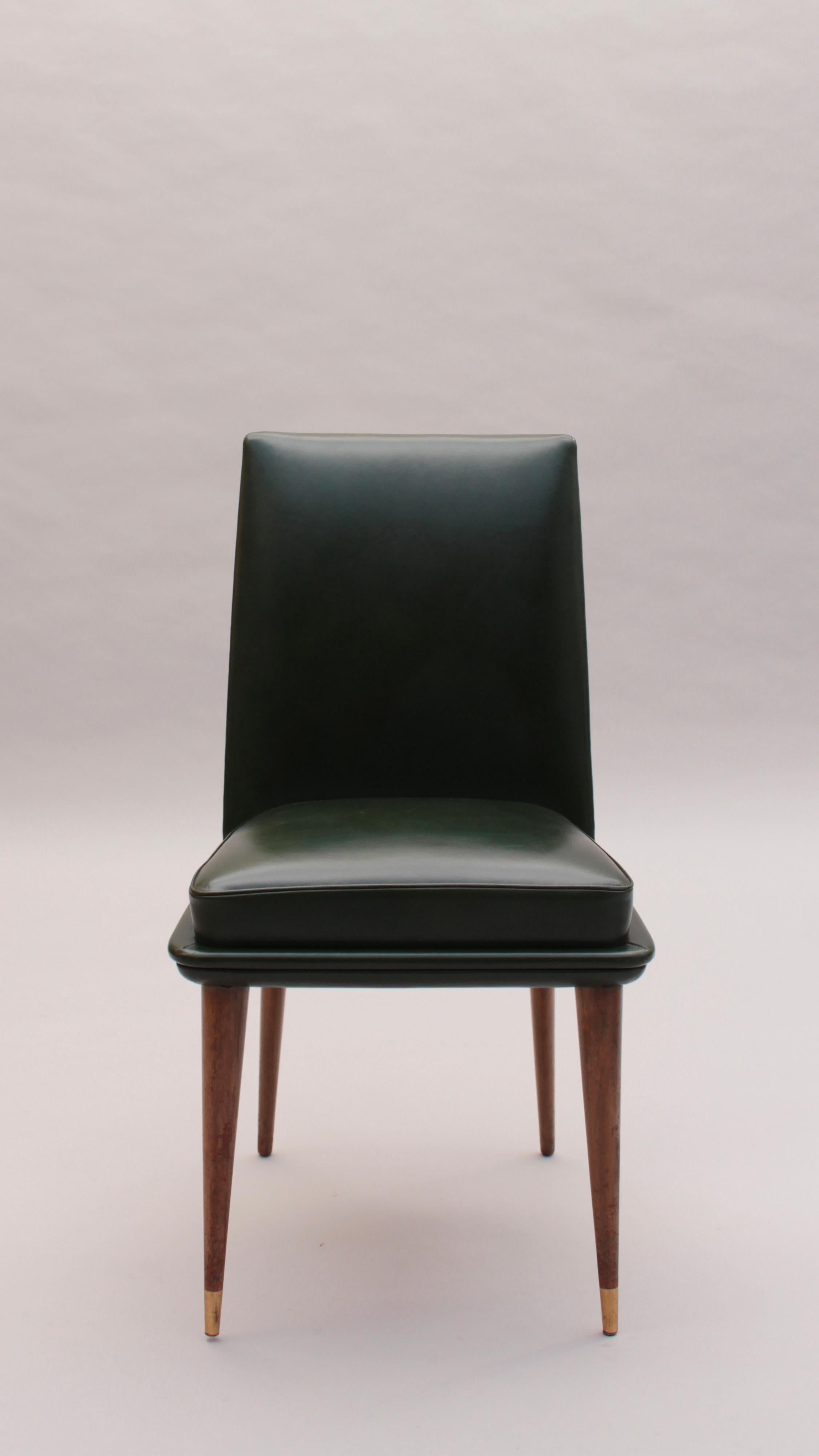 Français Ensemble de 6 chaises de salle à manger françaises des années 1950, recouvertes de cuir en vente