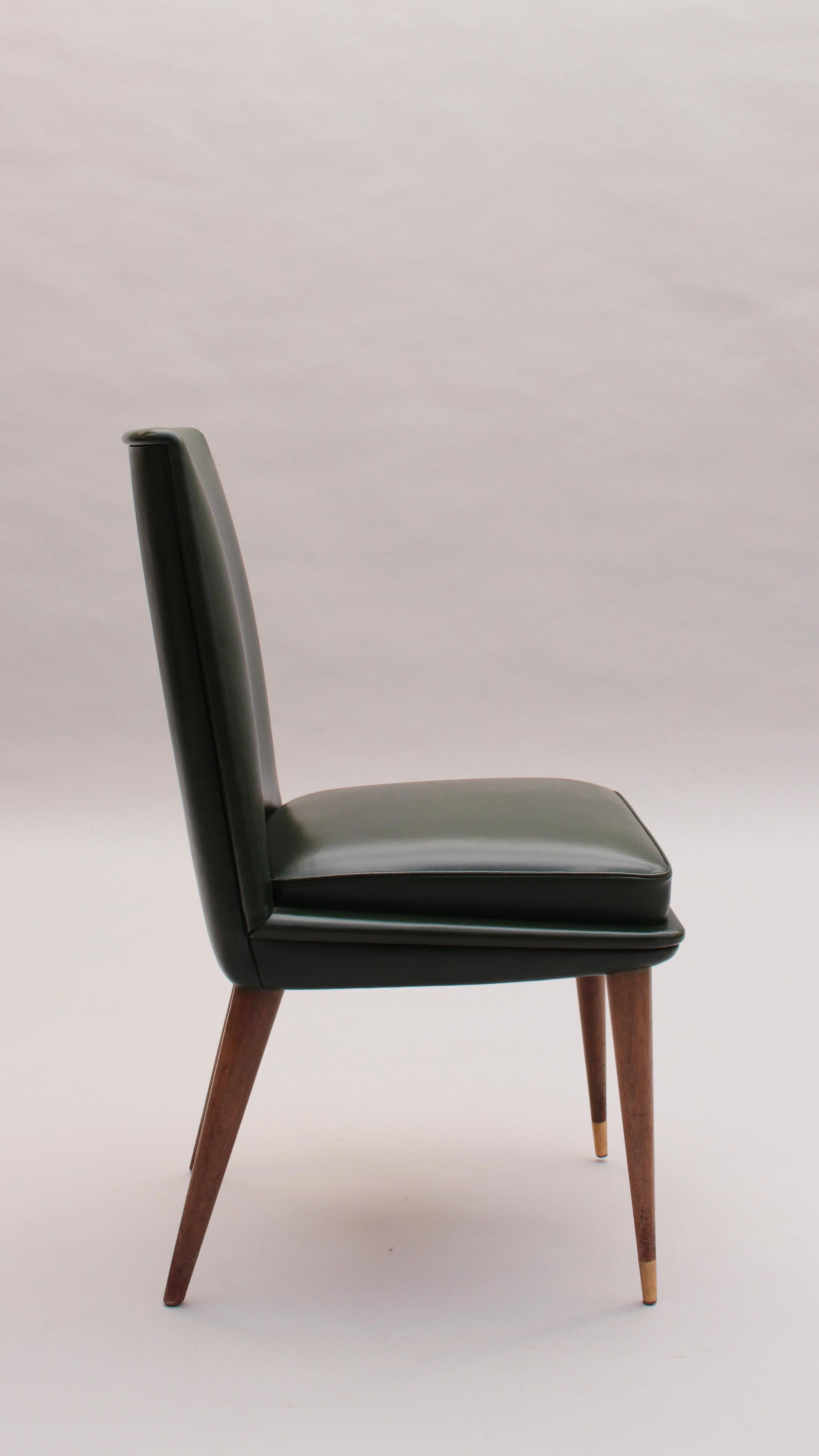 Milieu du XXe siècle Ensemble de 6 chaises de salle à manger françaises des années 1950, recouvertes de cuir en vente