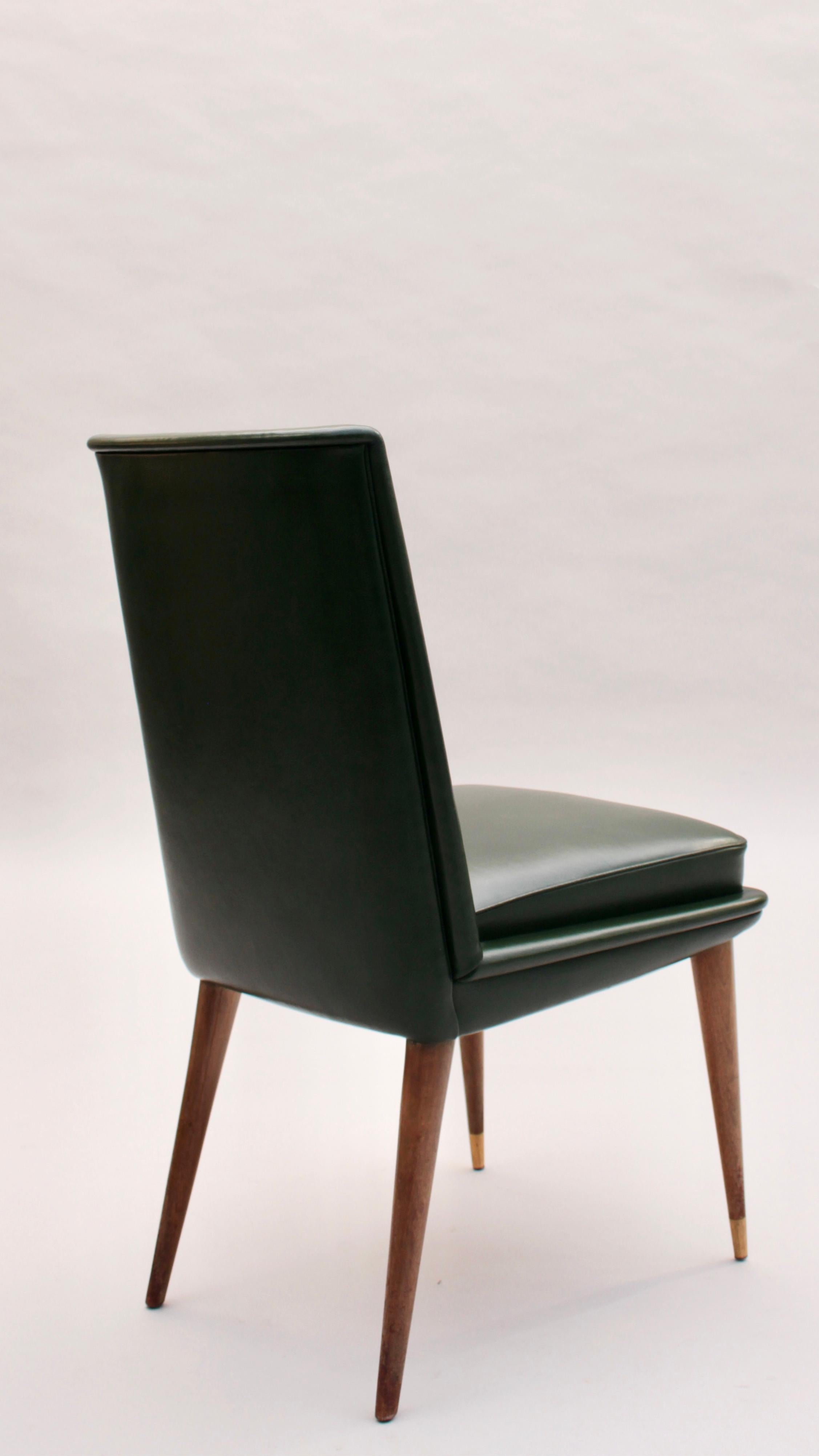 Bois Ensemble de 6 chaises de salle à manger françaises des années 1950, recouvertes de cuir en vente