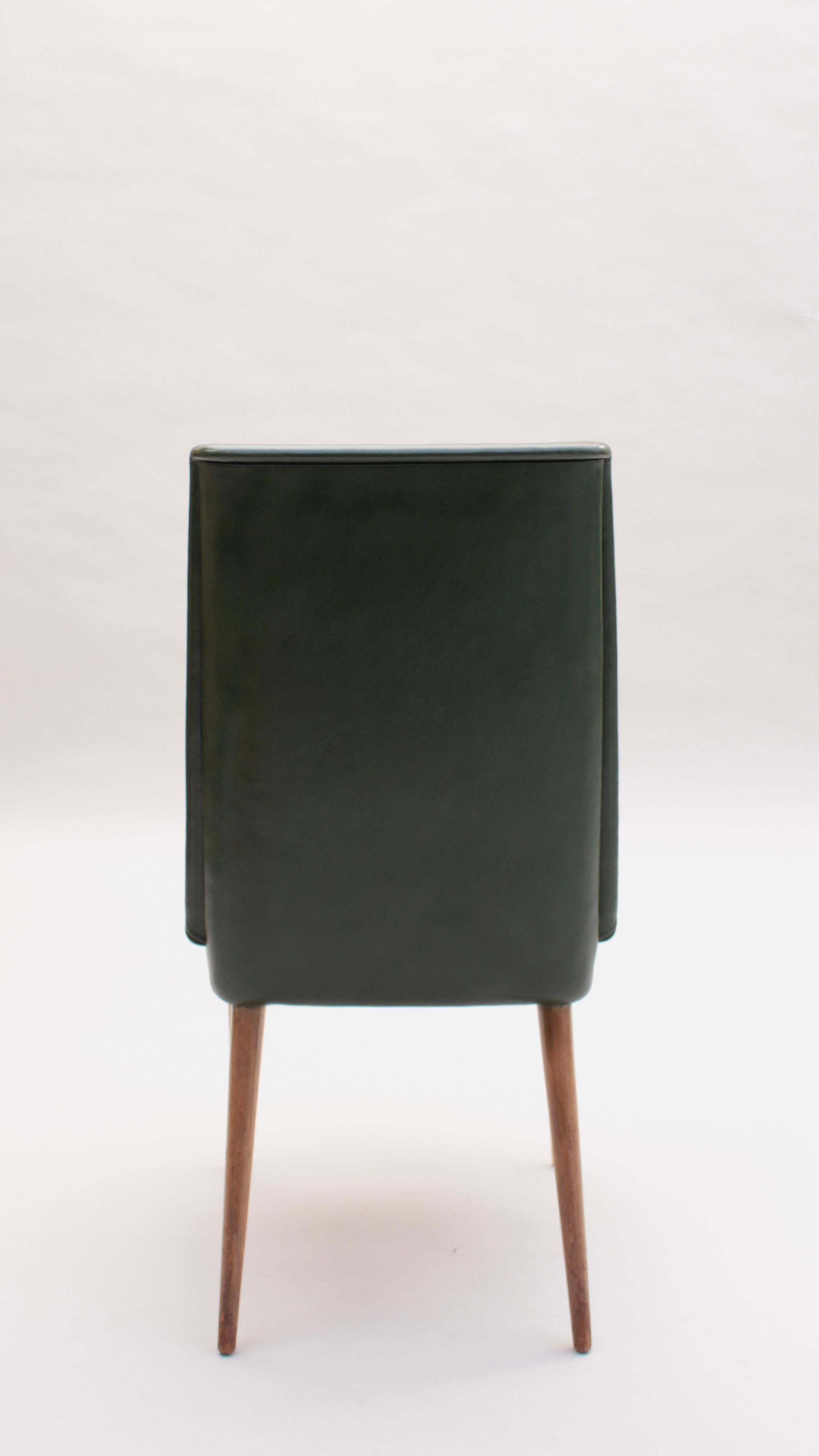 Ensemble de 6 chaises de salle à manger françaises des années 1950, recouvertes de cuir en vente 1