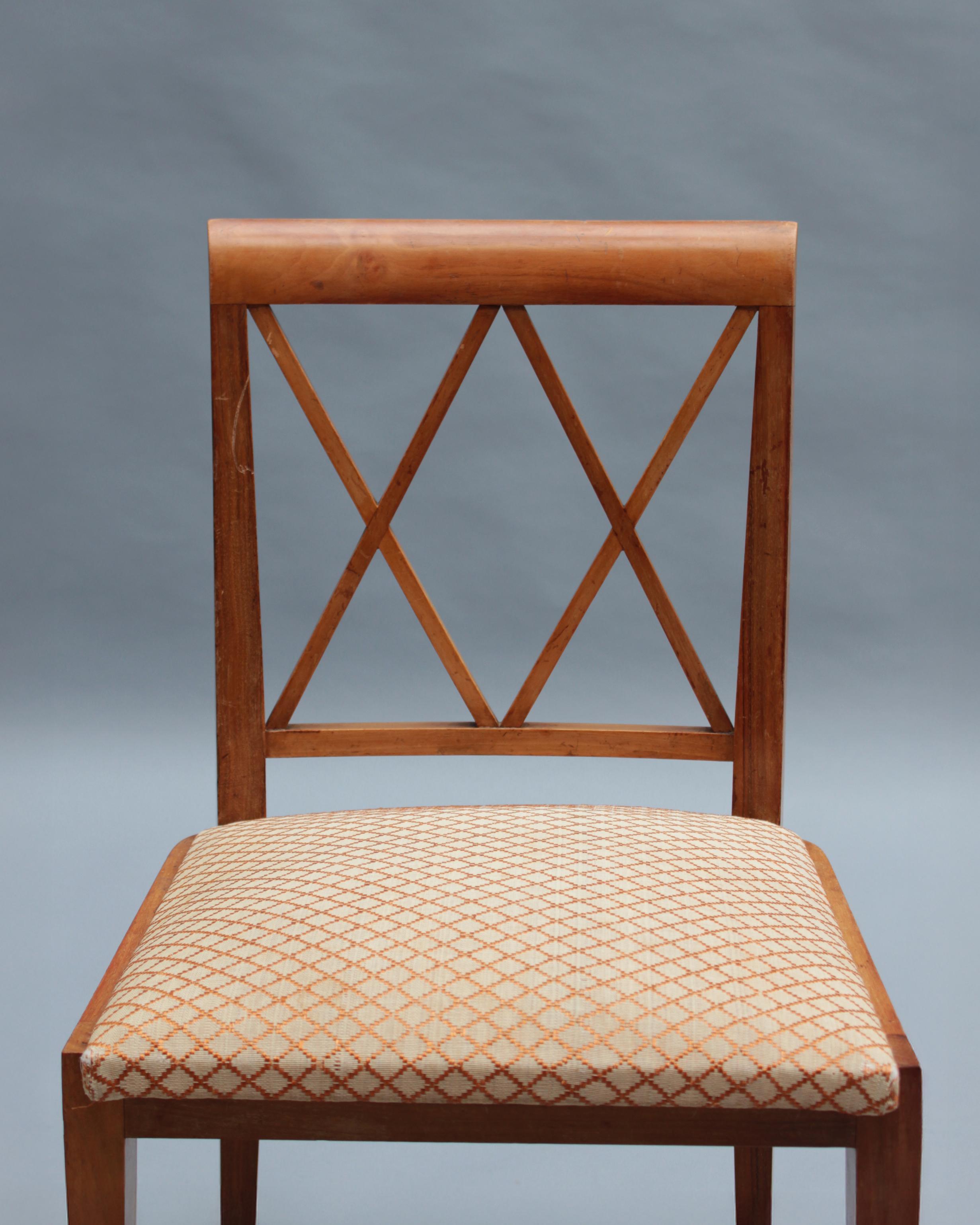 Conjunto de 6 finas sillas de comedor francesas de nogal de los años 50 en venta 3