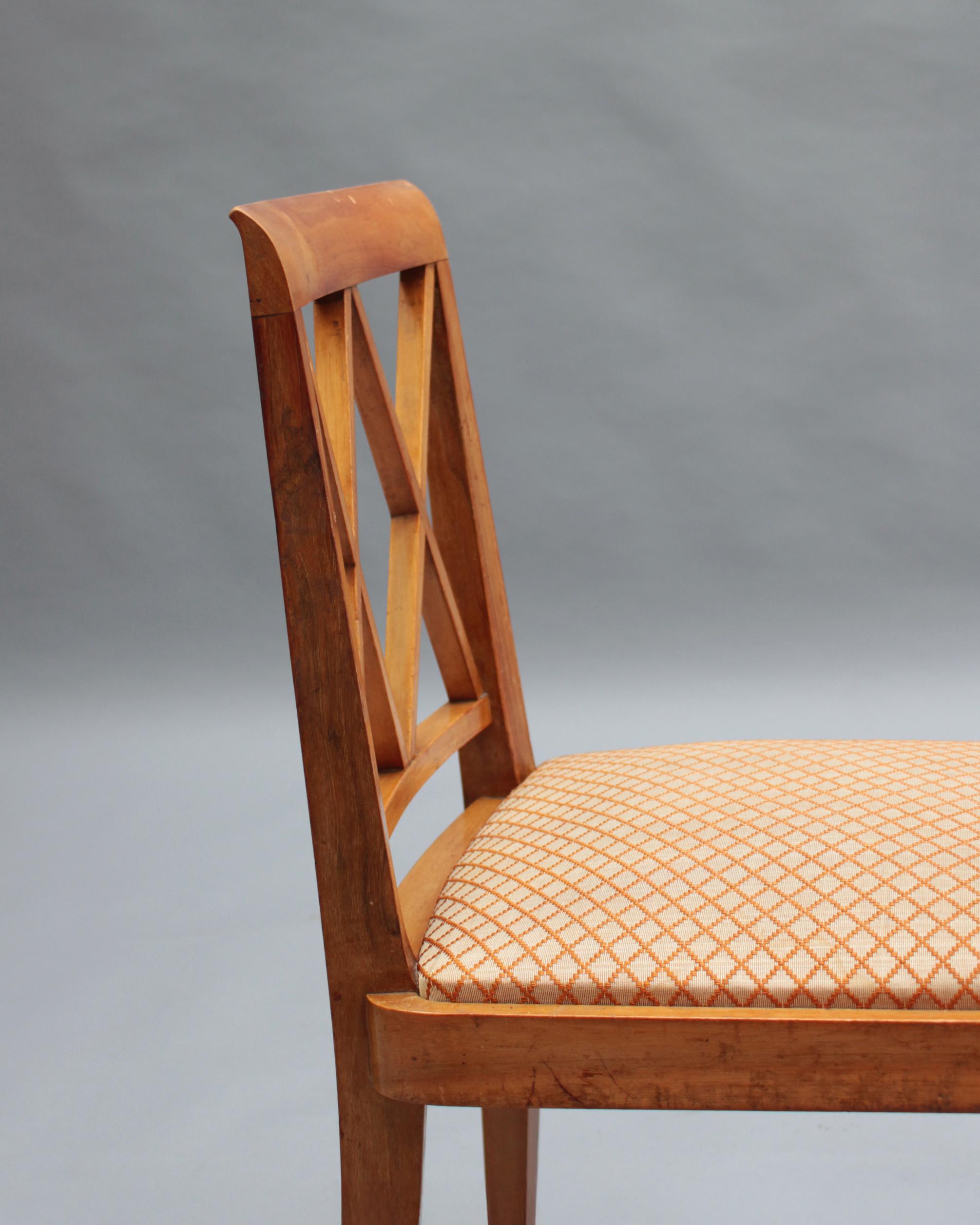 Conjunto de 6 finas sillas de comedor francesas de nogal de los años 50 en venta 4