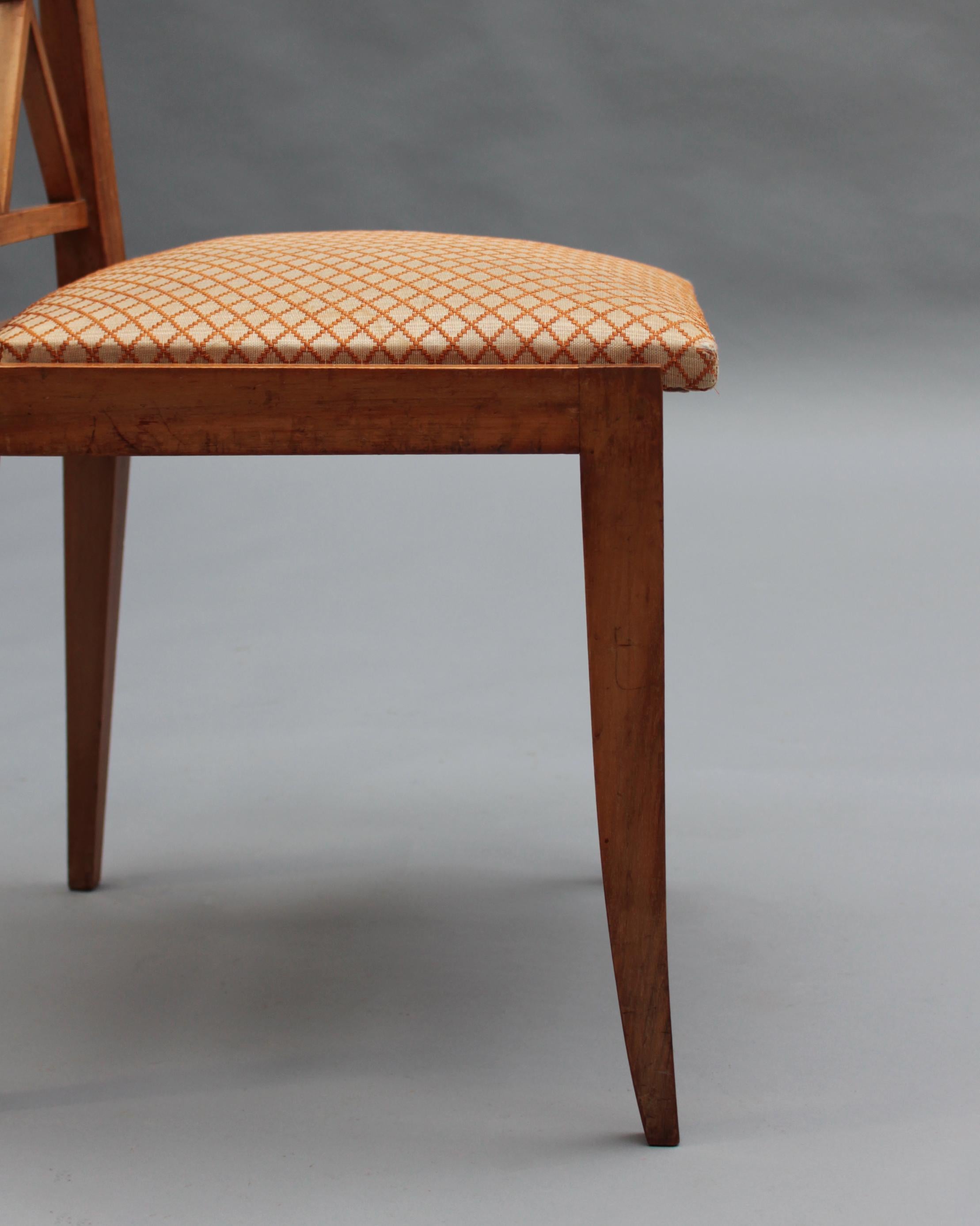Conjunto de 6 finas sillas de comedor francesas de nogal de los años 50 en venta 5