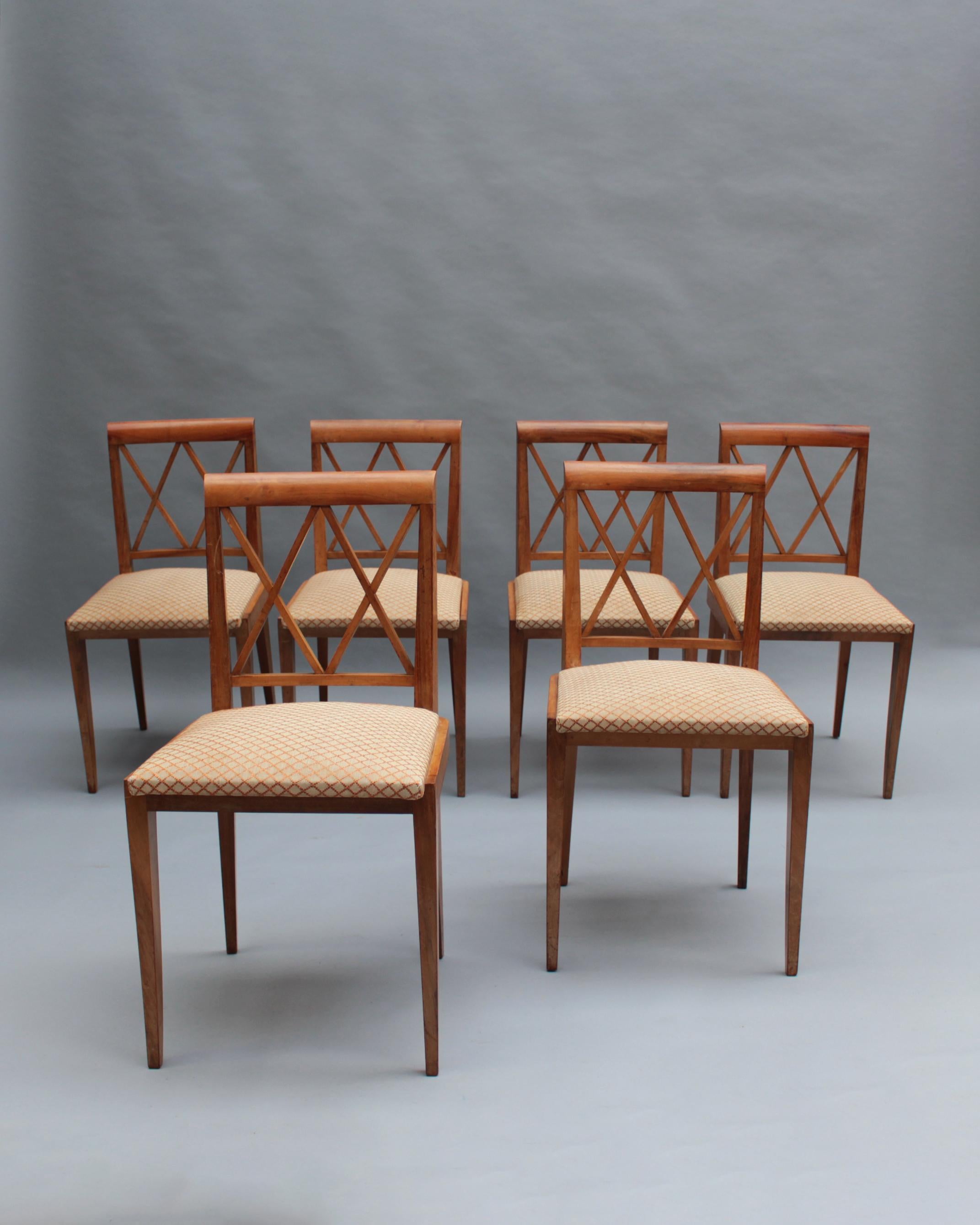 Conjunto de 6 finas sillas de comedor francesas de nogal de los años 50 Art Decó en venta
