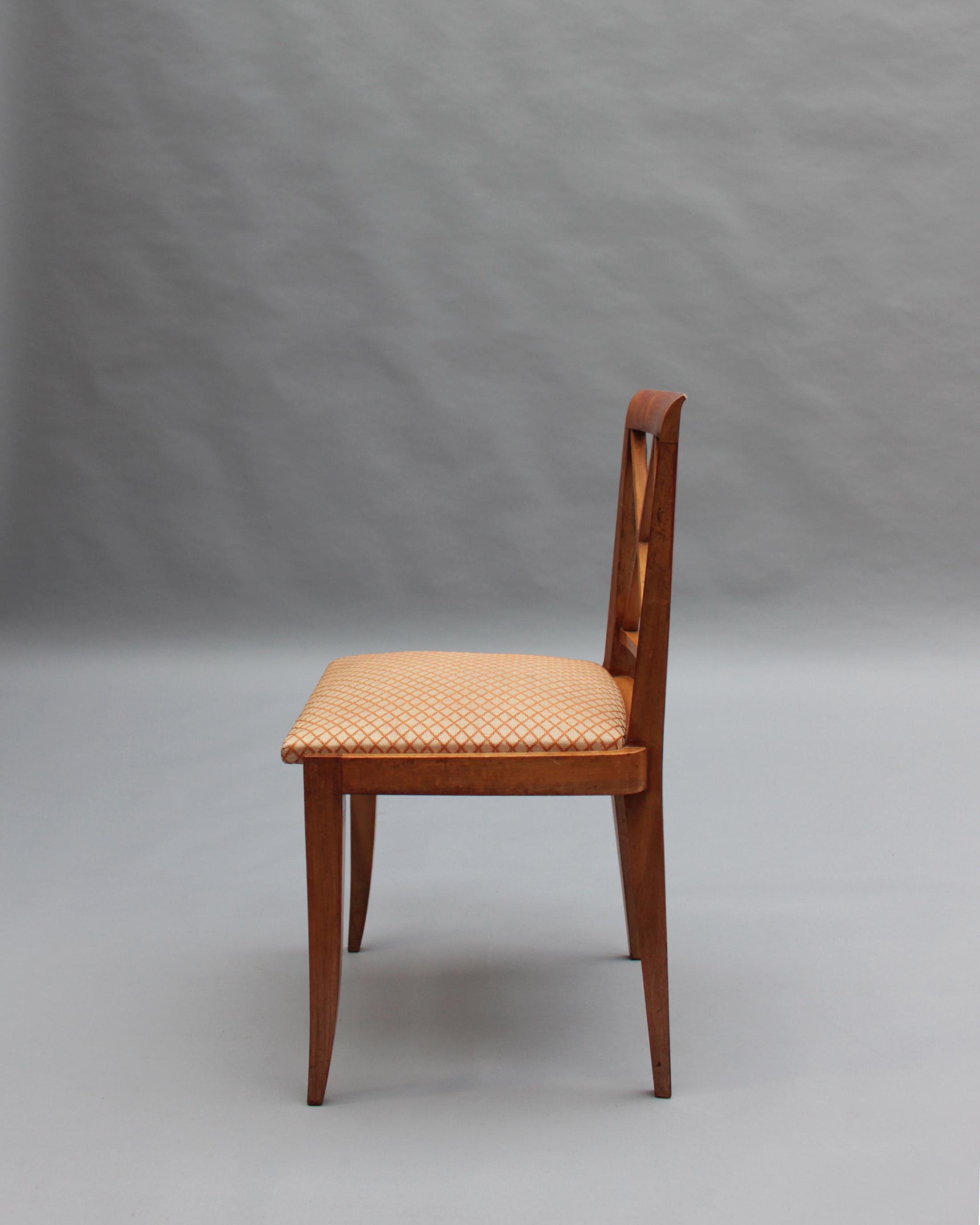 Conjunto de 6 finas sillas de comedor francesas de nogal de los años 50 mediados del siglo XX en venta