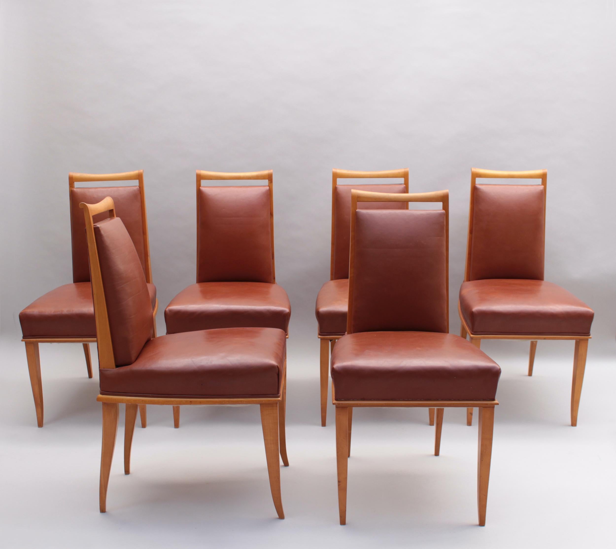 Etienne-Henri Martin - Ensemble de 6 chaises de salle à manger des années 1930 en sycomore massif avec leur revêtement en cuir d'origine.
Documenté