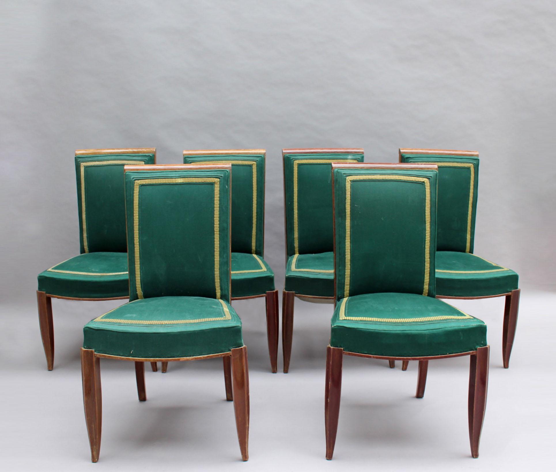 Satz von sechs französischen Art Deco Esszimmerstühlen aus gebeizter Eiche.