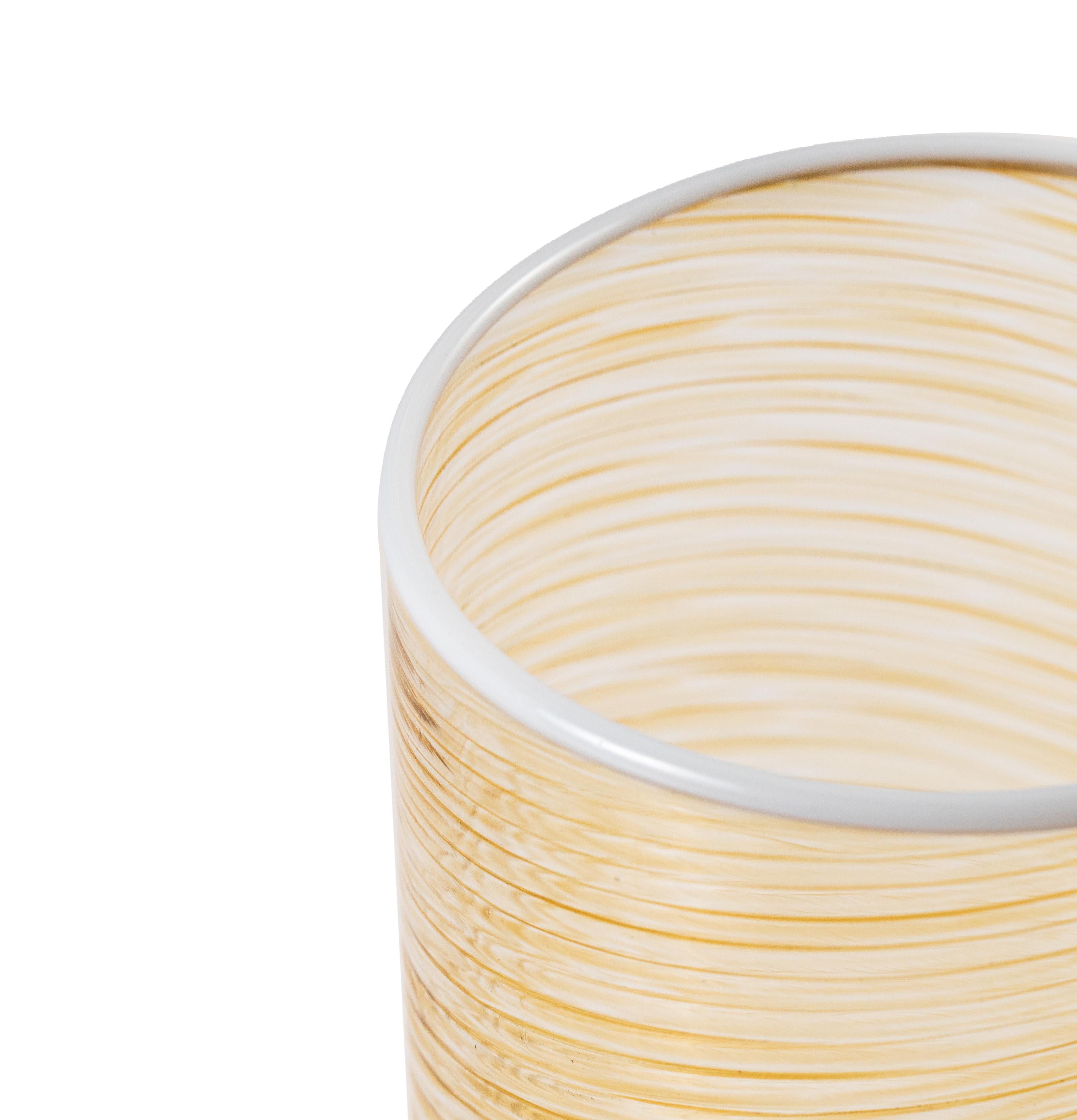 Die Fizzy-Gläser haben eine klassische zylindrische Form und werden in Murano in der traditionellen Rigà-Menà-Technik mundgeblasen. Durch diese uralte Methode, bei der das Glas in einer einzigen Bewegung gestreift, gedreht und gezogen wird,