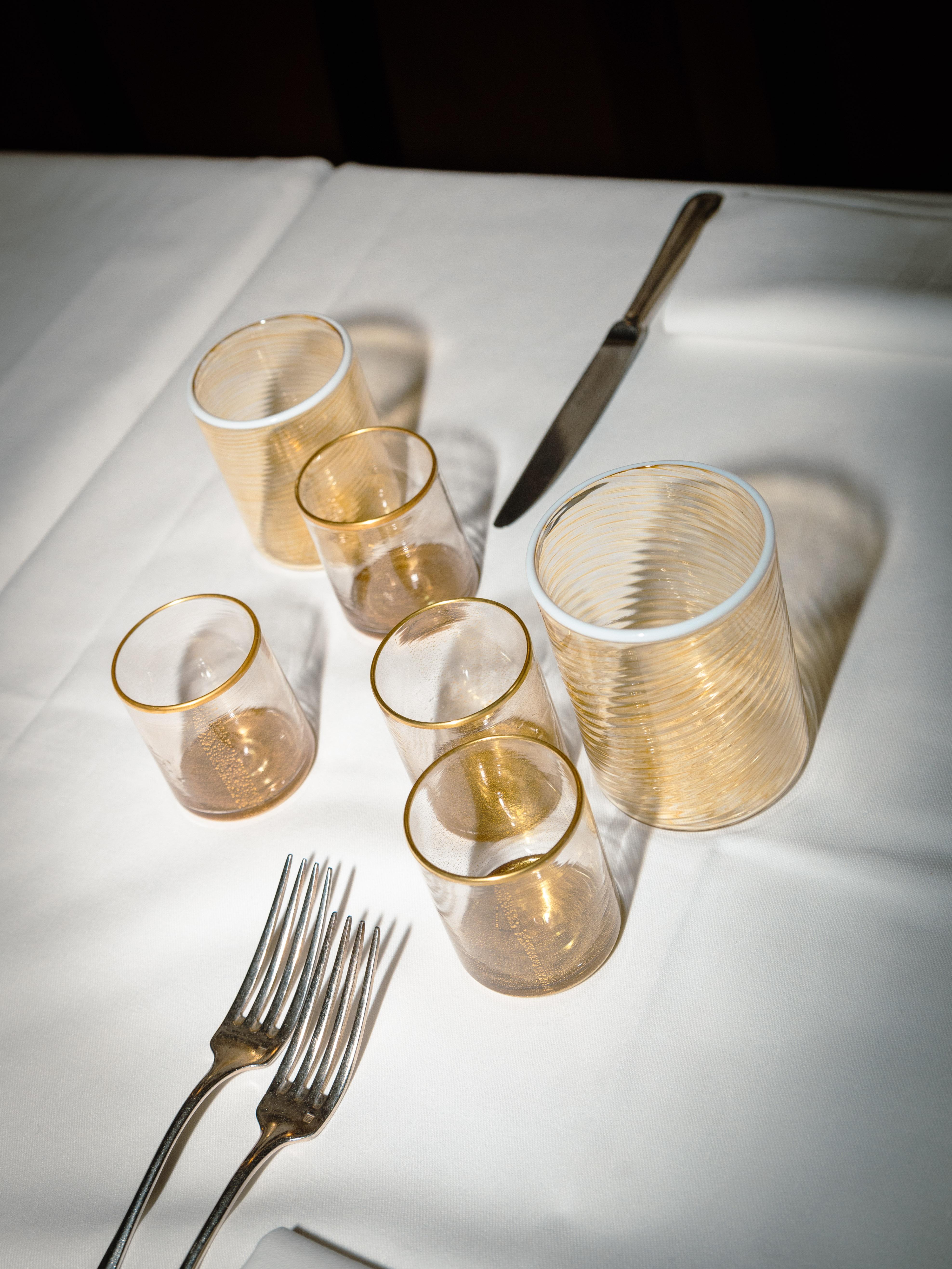 6er-Set FIZZY Bernsteingläser mit elfenbeinfarbenen Glasrändern von Giberto Venezia (Glaskunst) im Angebot