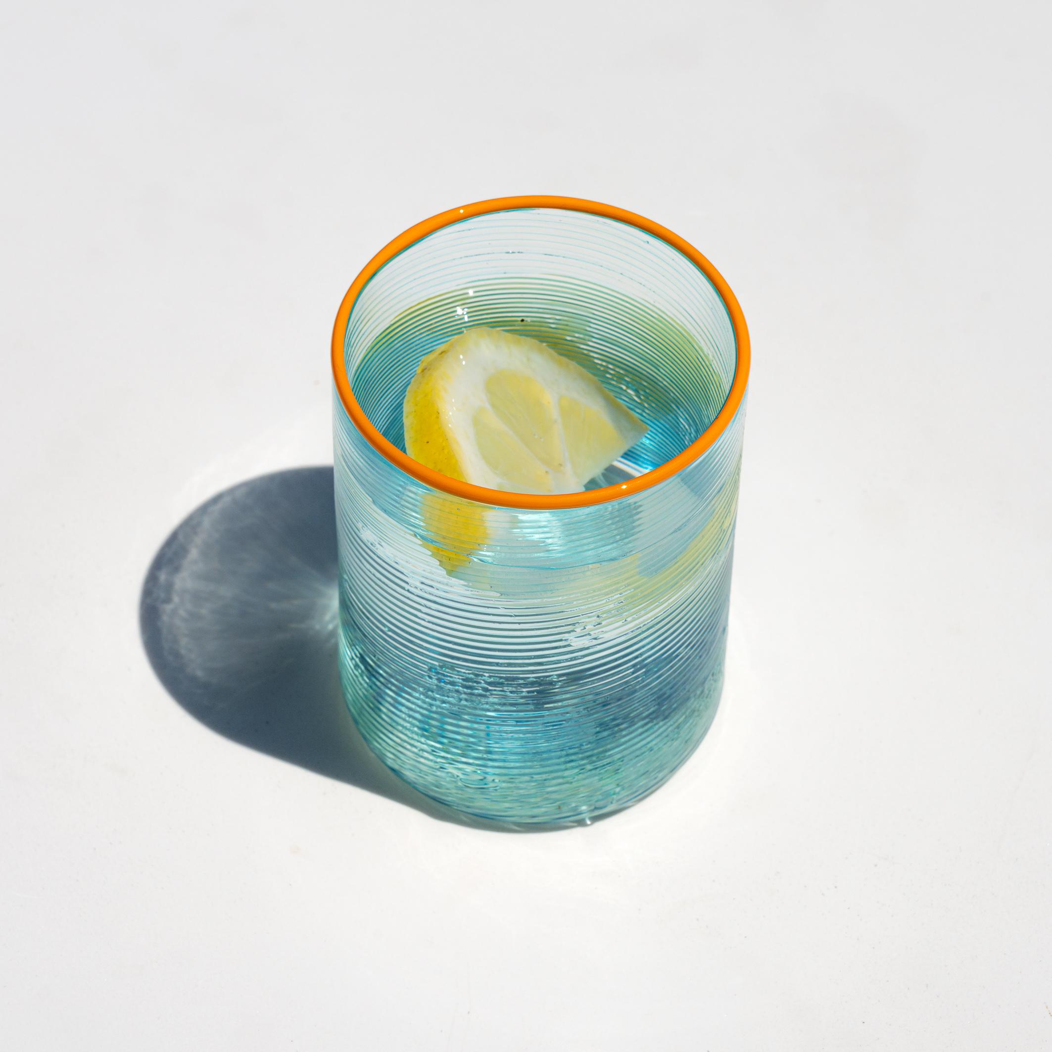 6er-Set FIZZY blaue Gläser mit orangefarbenen Glasrändern von Giberto Venezia (21. Jahrhundert und zeitgenössisch) im Angebot