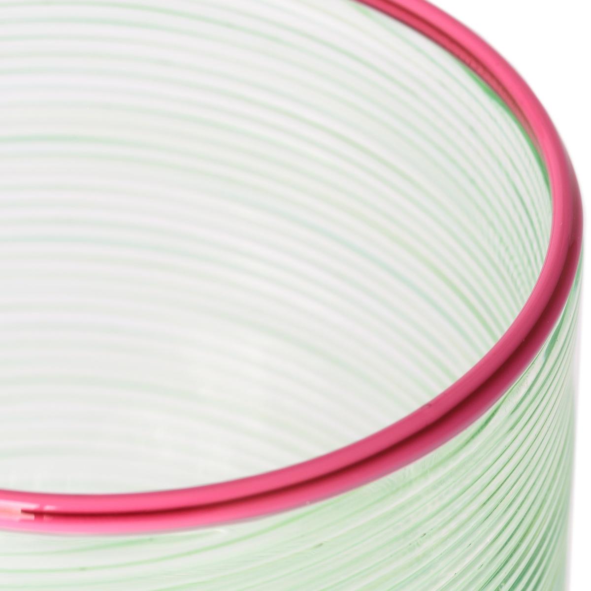 Les verres Fizzy sont des créations cylindriques soufflées à la main à Murano selon la technique traditionnelle rigà-menà, où le verre est strié, tourné et tiré en un seul geste. Le résultat est une surface vivante aux lignes fines, unique à chaque