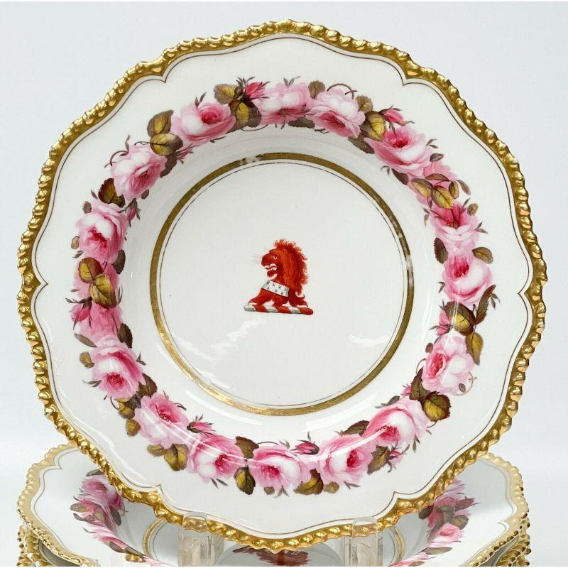 Ensemble de 6 bols à soupe en porcelaine peints à la main Flight, Barr & Barr Worcester

vers 1813-19. Lion armorié rouge au centre avec un motif de roses roses sur le bord. Bande dorée au centre et dorée sur le bord festonné. Marques de Flight
