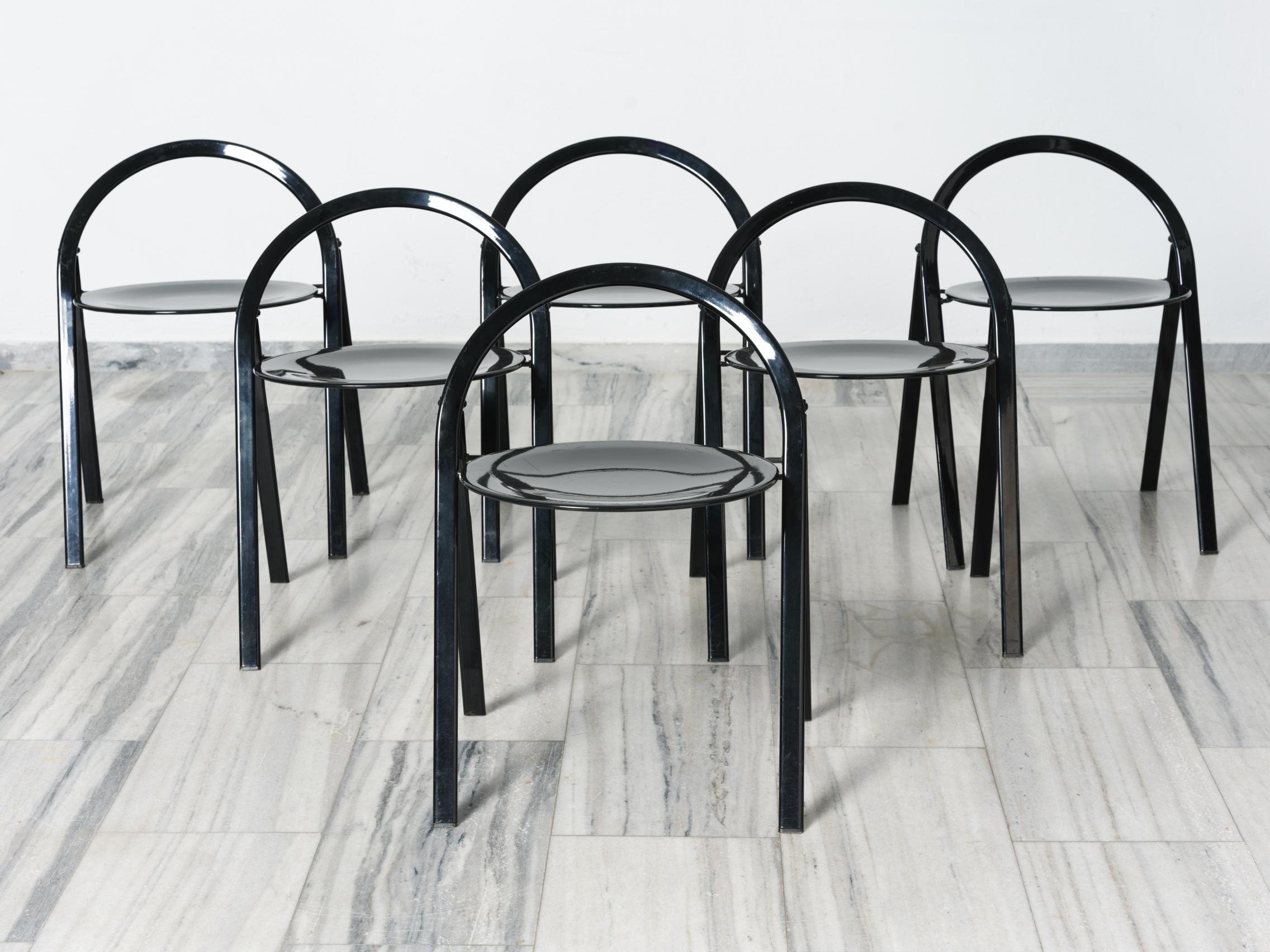 A beautiful set of 6 black glossy metal folding chairs designed by Giorgio Cattelan for Cidue, Italy 1970s.
The design is striking1 Minimal, elegant and chic!

