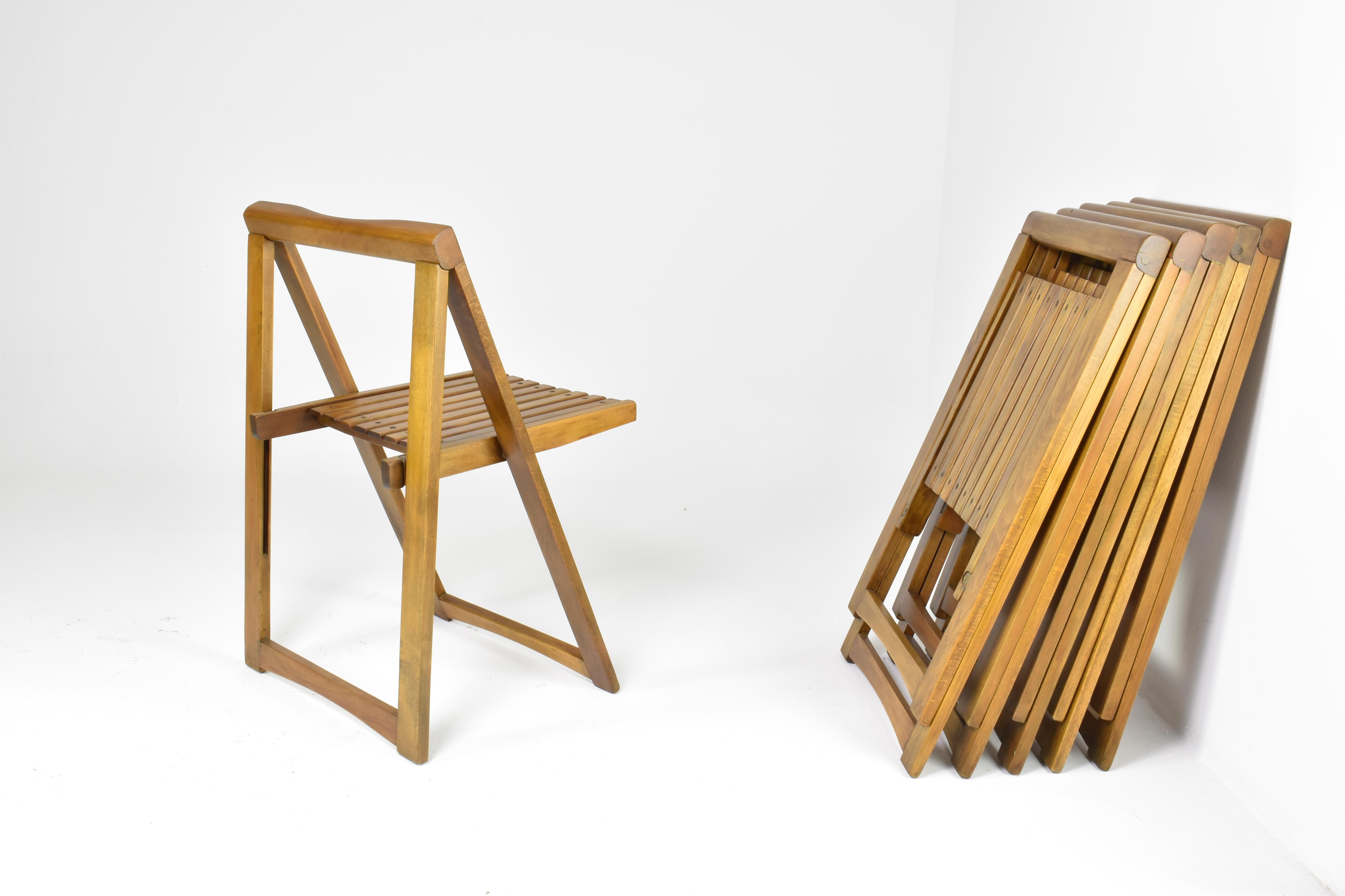 Un ensemble de six chaises italiennes pliantes ou chaises de jardin en bois de hêtre massif, conçues par Aldo Jacober pour Alberto Bazzani dans les années 1960.
 Connues pour leur artisanat exquis et leur design intemporel, ces chaises témoignent de
