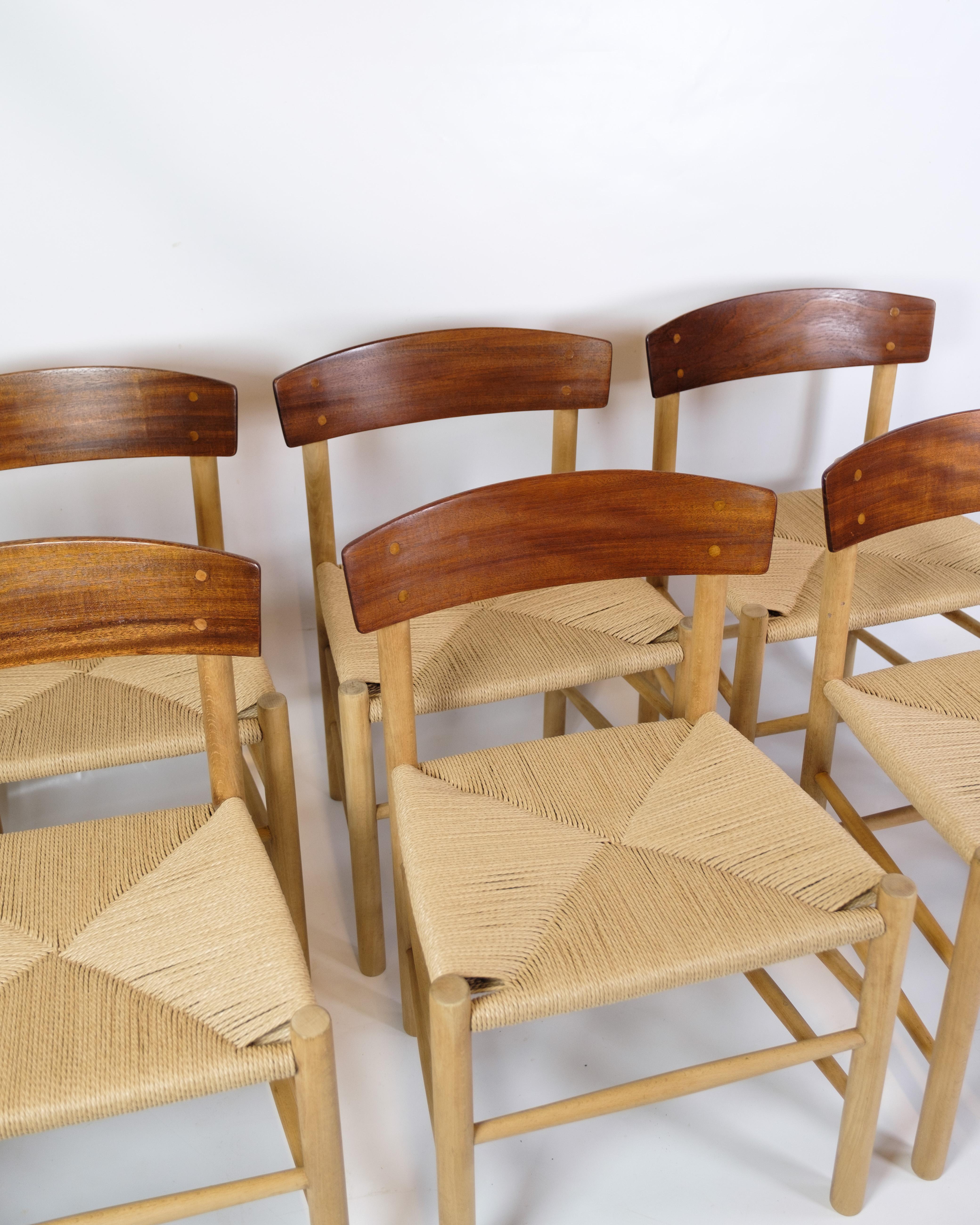 Ensemble de 6 chaises de salle à manger, connu sous le nom de Folkestolen, modèle J39, conçu par Børge Mogensen pour FDB Møbler dans les années 1950. Les chaises ont un dossier en teck et le reste de la structure est en chêne, ce qui crée un beau