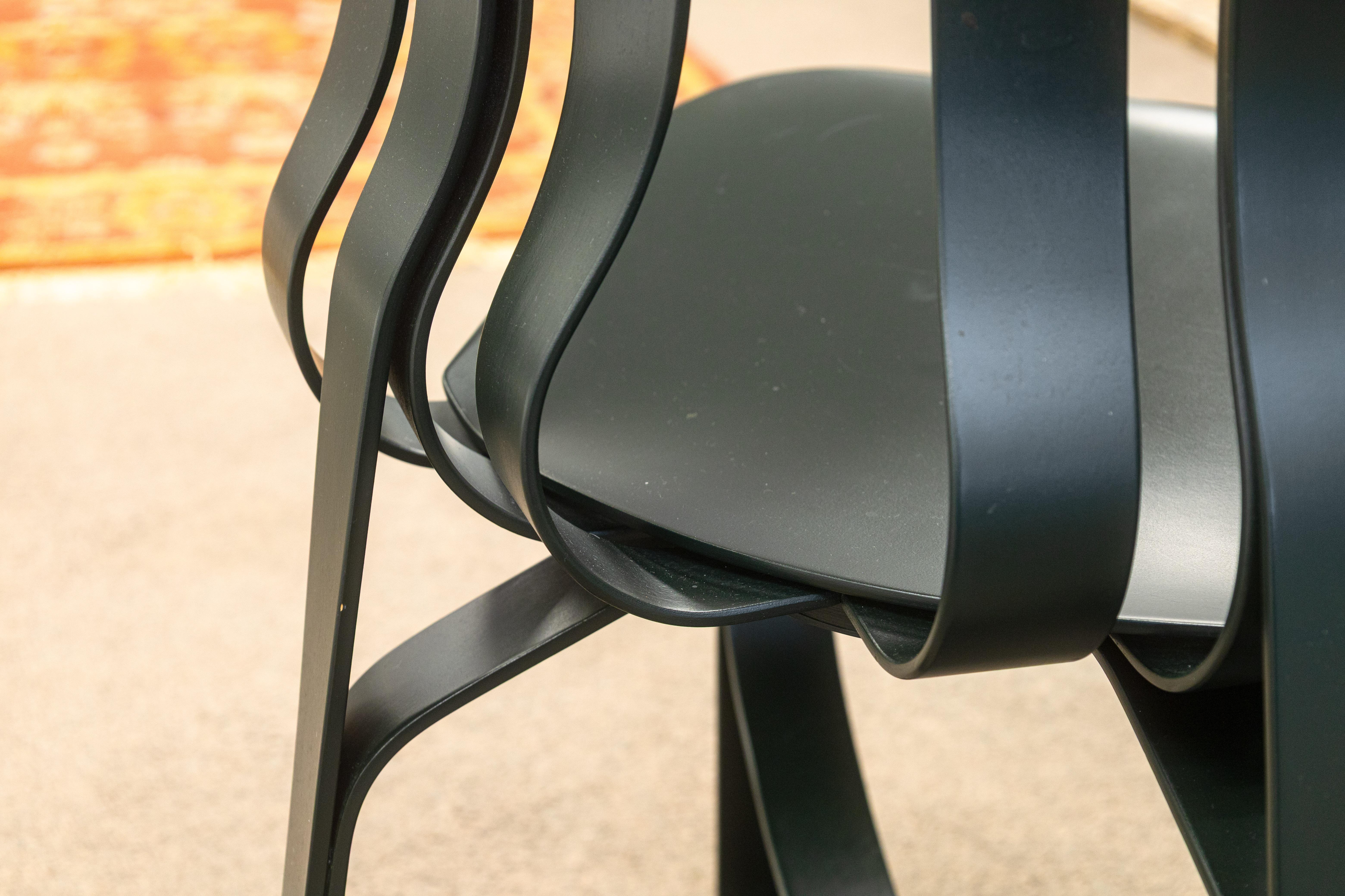 Fin du 20e siècle Set of 6 Frank Gehry for Knoll Hat Trick Maple Bentwood Arm and Side Chairs 1993 en vente