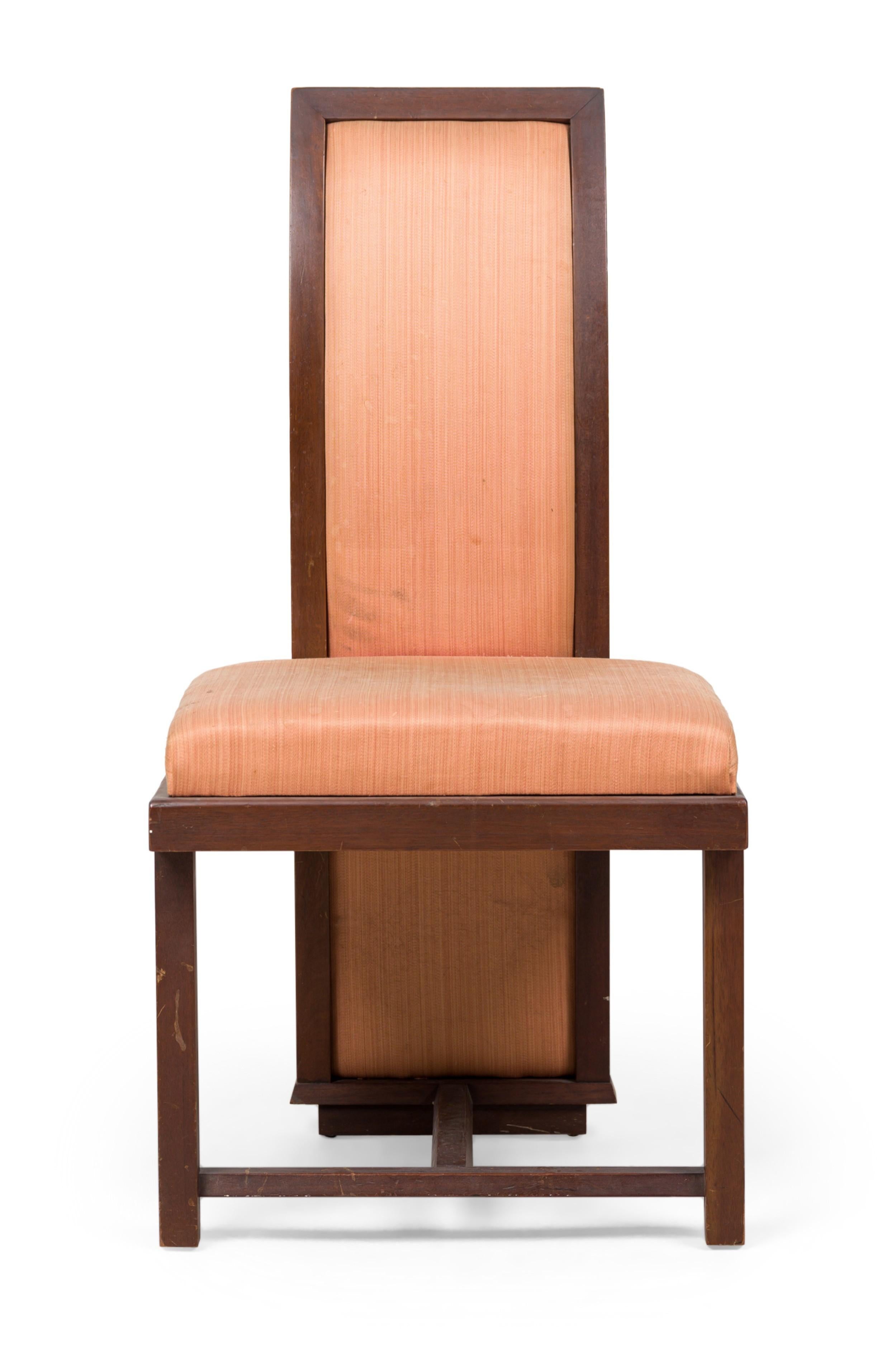 SET di 6 sedie da pranzo americane del Mid-Century con schienale alto in mogano, sedile e schienale imbottiti color champagne e allungamento anteriore ad 