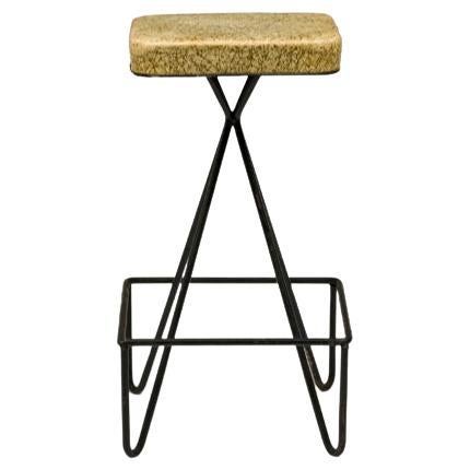 Ensemble de 6 tabourets de bar pivotants en fer forgé du milieu du siècle, avec sièges en vinyle tapissés d'un motif abstrait en pointillés (PRIX POUR L'ENSEMBLE)

L'état du rembourrage varie d'un tabouret à l'autre (voir photos).