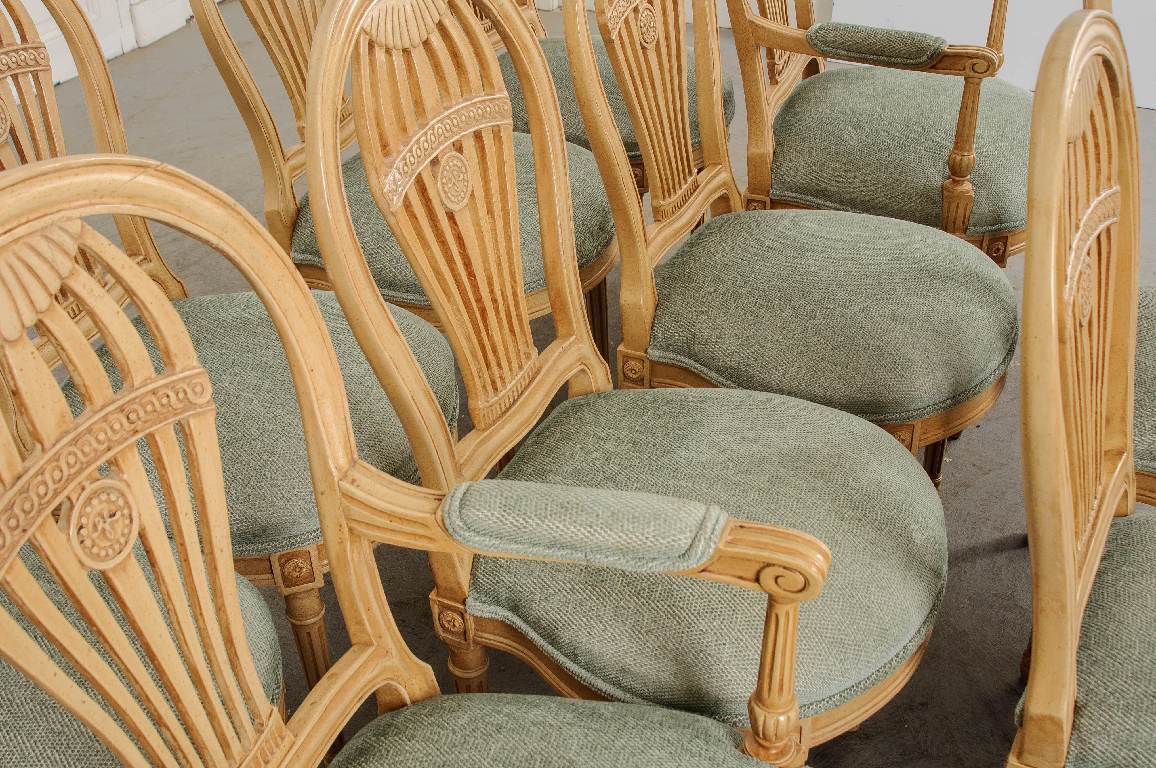 Patiné Ensemble de 6 chaises de salle à manger de reproduction françaises du 20ème siècle à dossier ballon en vente
