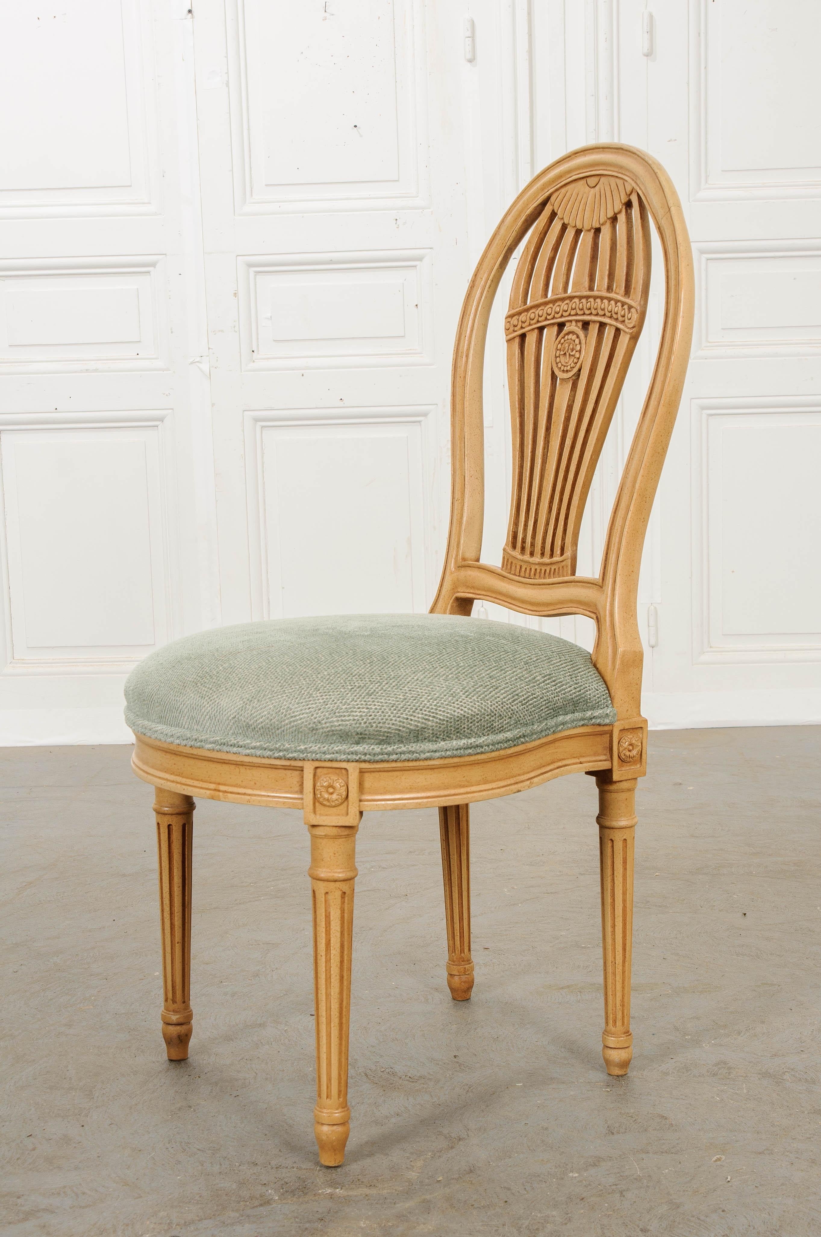 20ième siècle Ensemble de 6 chaises de salle à manger de reproduction françaises du 20ème siècle à dossier ballon en vente