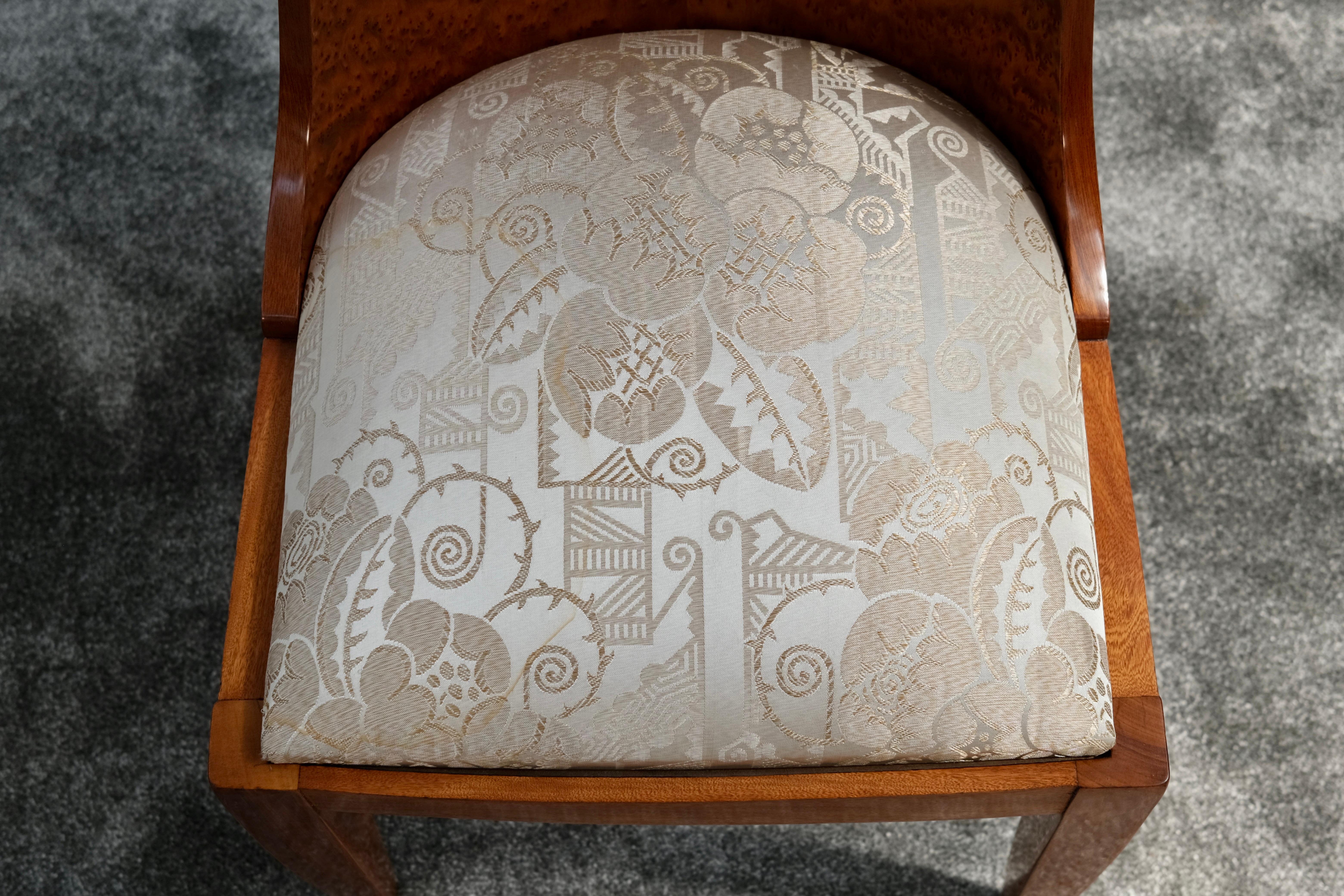 Metà XX secolo Set di 6 sedie francesi Art Déco in legno di Thuja e noce con seduta a motivi, anni '30 in vendita