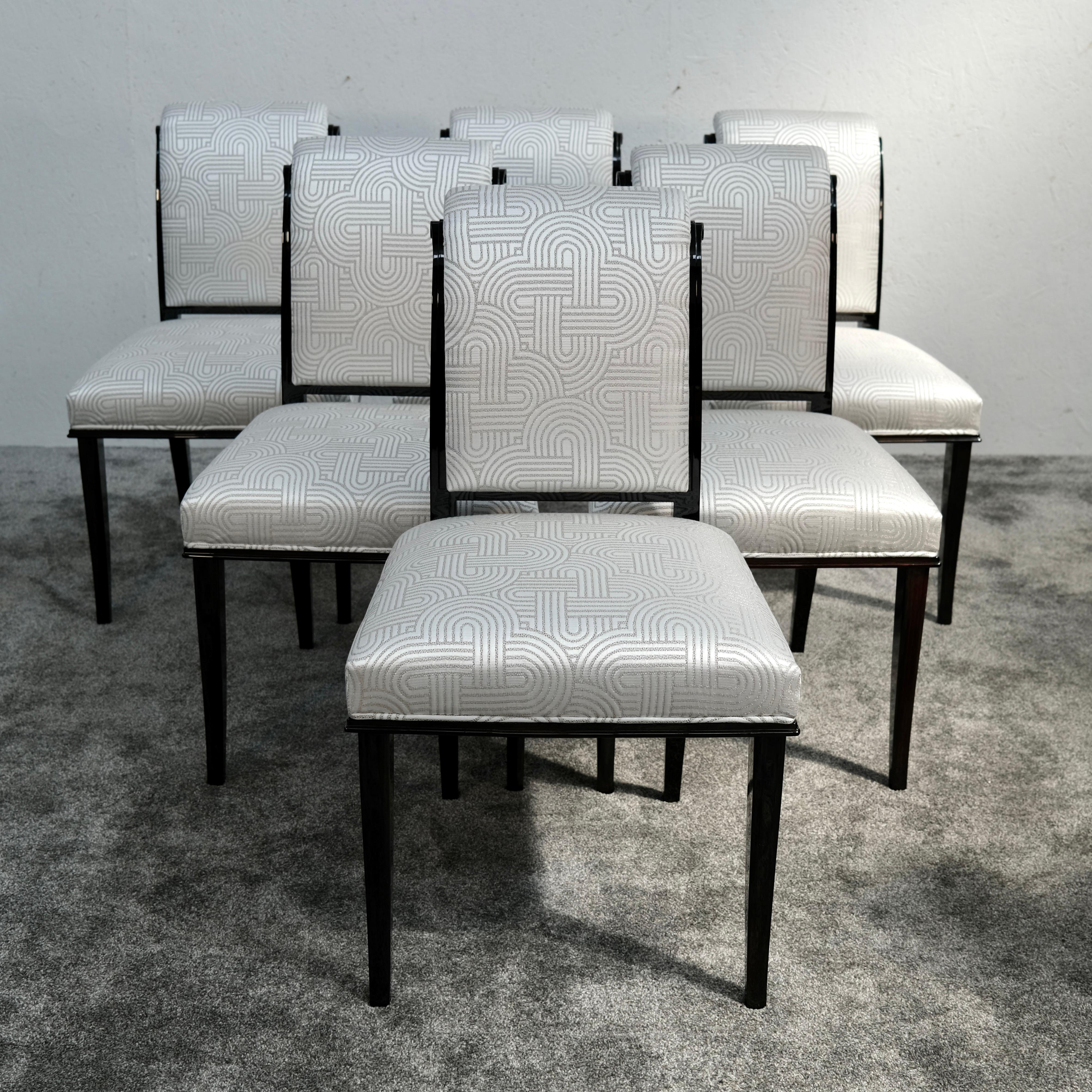 Questo elegante e comodo set di sei poltroncine francesi Art Déco del 1930 circa è realizzato in noce massiccio e rifinito con una lussuosa laccatura lucida a mano. Le loro gambe dolcemente ricurve e i caratteristici schienali a forma di voluta