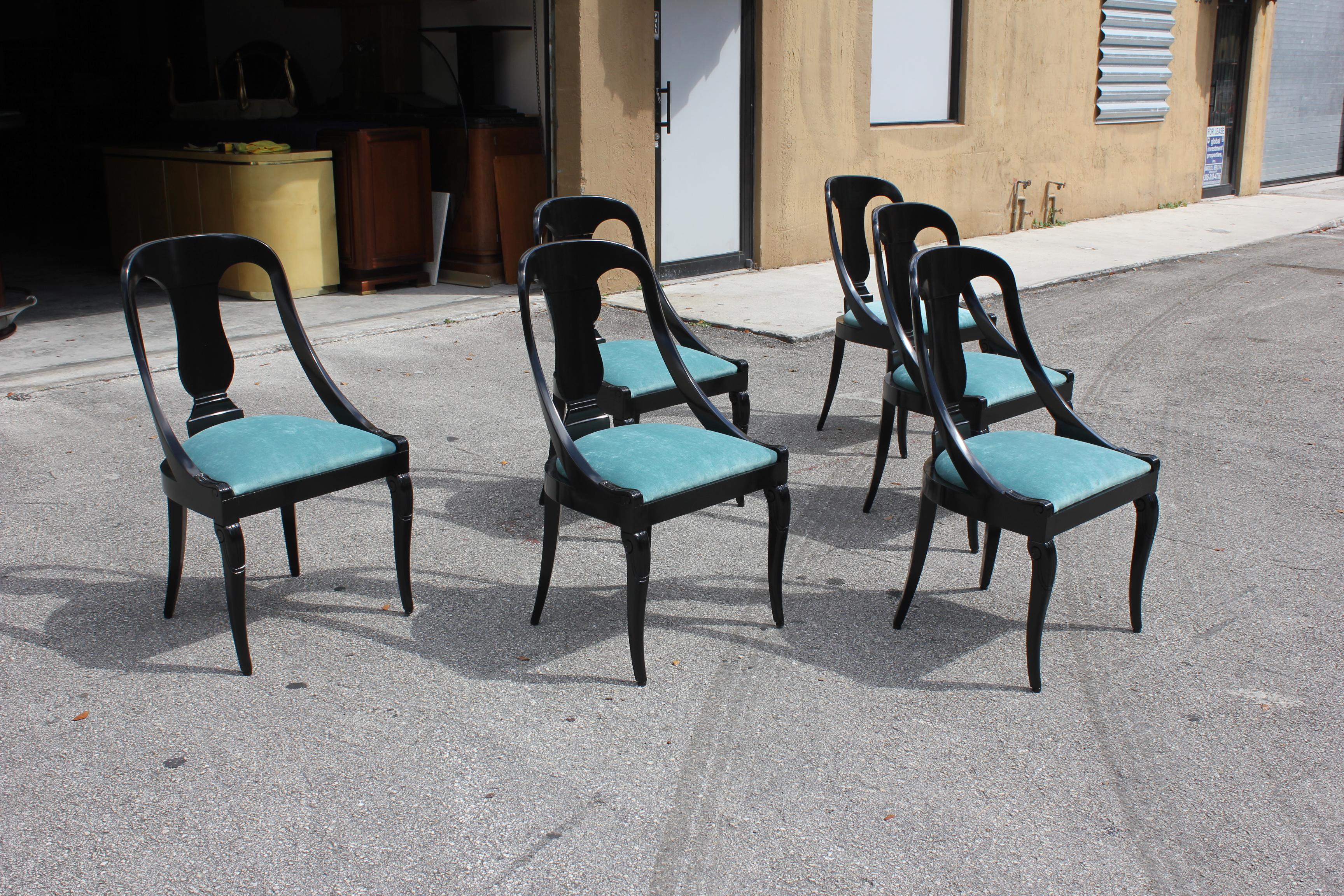 Set of 6 French Art Deco “Gondola” dining chairs, circa 1940s, made of mahogany, the mahogany wood has been ebonized and finished with a French polished high luster, The seats of 6 dining chairs have been newly upholstered in aqua blue, the chairs
