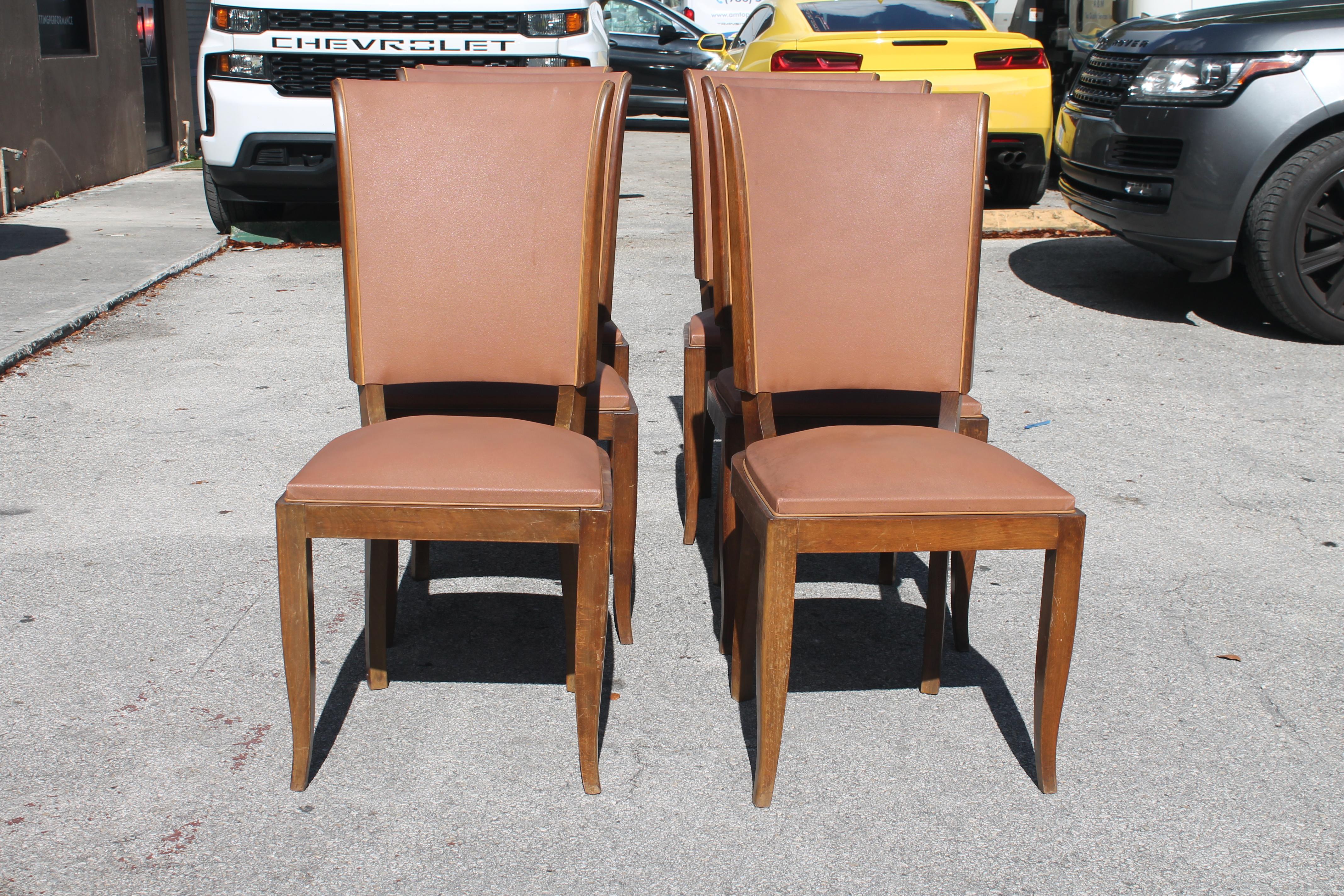 Set di 6 sedie da pranzo a gambe svasate in stile Jules Leleu, in stile Art Deco francese, di colore marrone medio. Consigliamo di rivestire tutti i mobili vintage/antichi. I telai sono solidi e robusti.