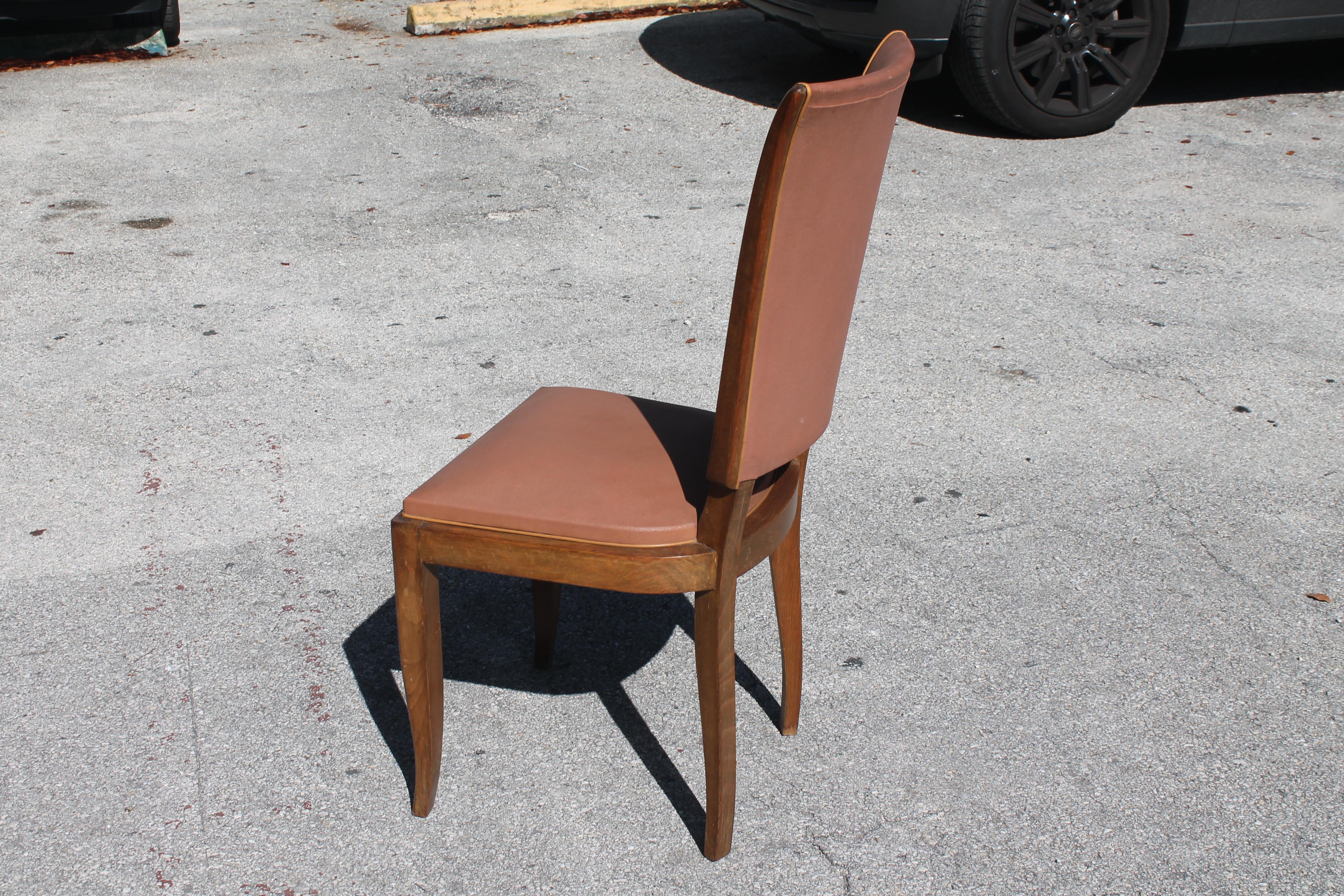 Legno Set di 6 sedie da pranzo francesi a gamba svasata in stile Art Déco Jules Leleu di media tonalità in vendita