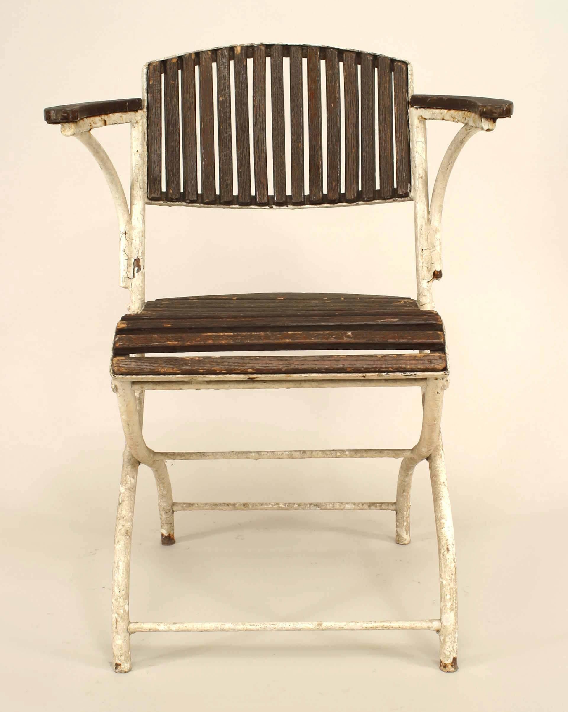 Satz von 6 französischen Art Deco Stühlen für den Außenbereich aus weiß lackiertem Eisen mit klappbarer runder Rückenlehne und Sitz und Rückenlehne aus Lattenholz.
